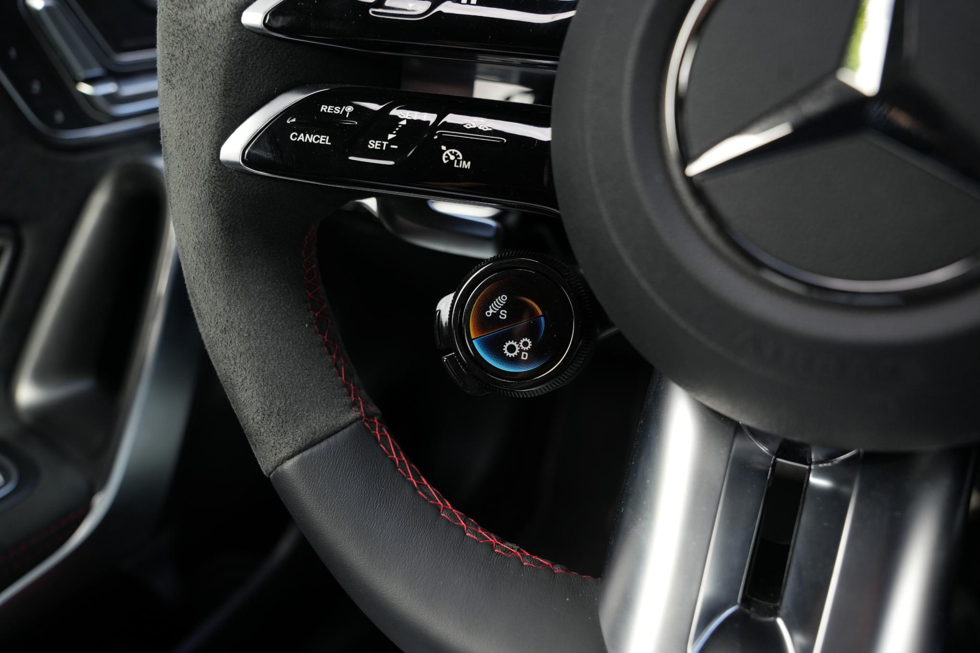 Mercedes-Benz A-Klasse AMG 35 4MATIC 2025 Mountain gray - metallic finish (787U) 38