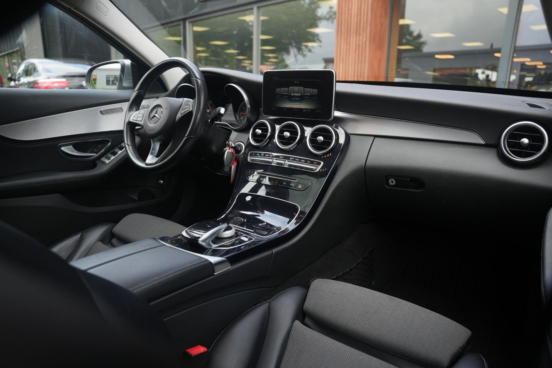 Mercedes-Benz C-Klasse Estate 180 2015 PALLADIUM SILVER METALLIC PAINT (792U) 24