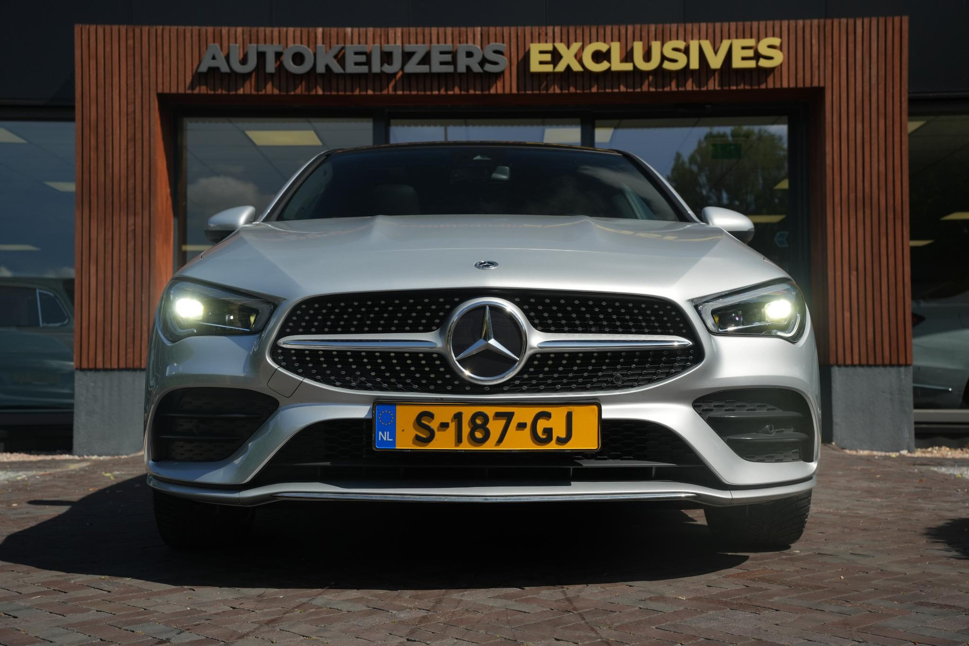 Mercedes-Benz CLA-Klasse Shooting Brake 250 e Premium Plus 2021 IRIDIUM SILVER - METALLIC FINISH (775U) 2