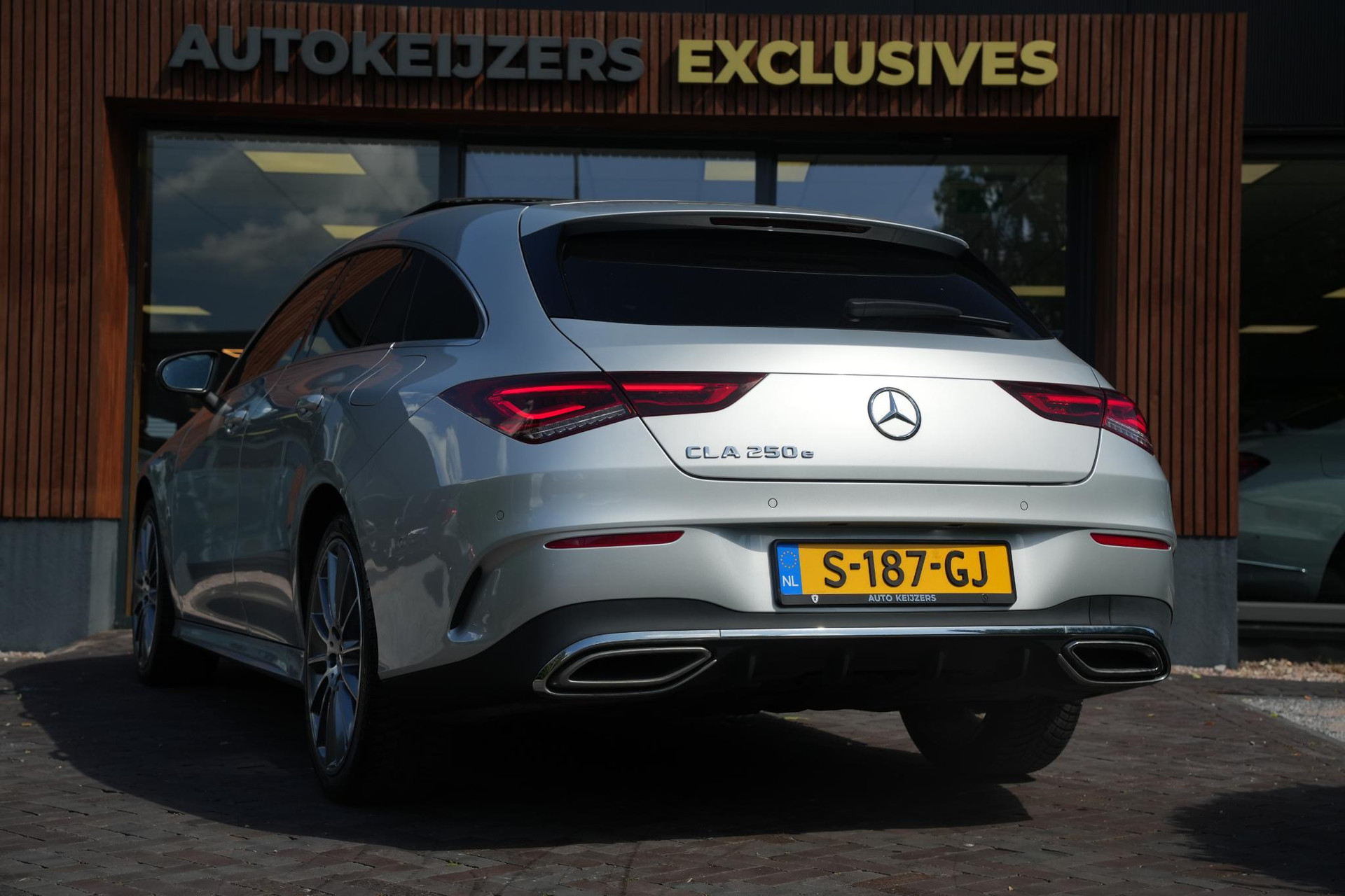 Mercedes-Benz CLA-Klasse Shooting Brake 250 e Premium Plus 2021 IRIDIUM SILVER - METALLIC FINISH (775U) 4