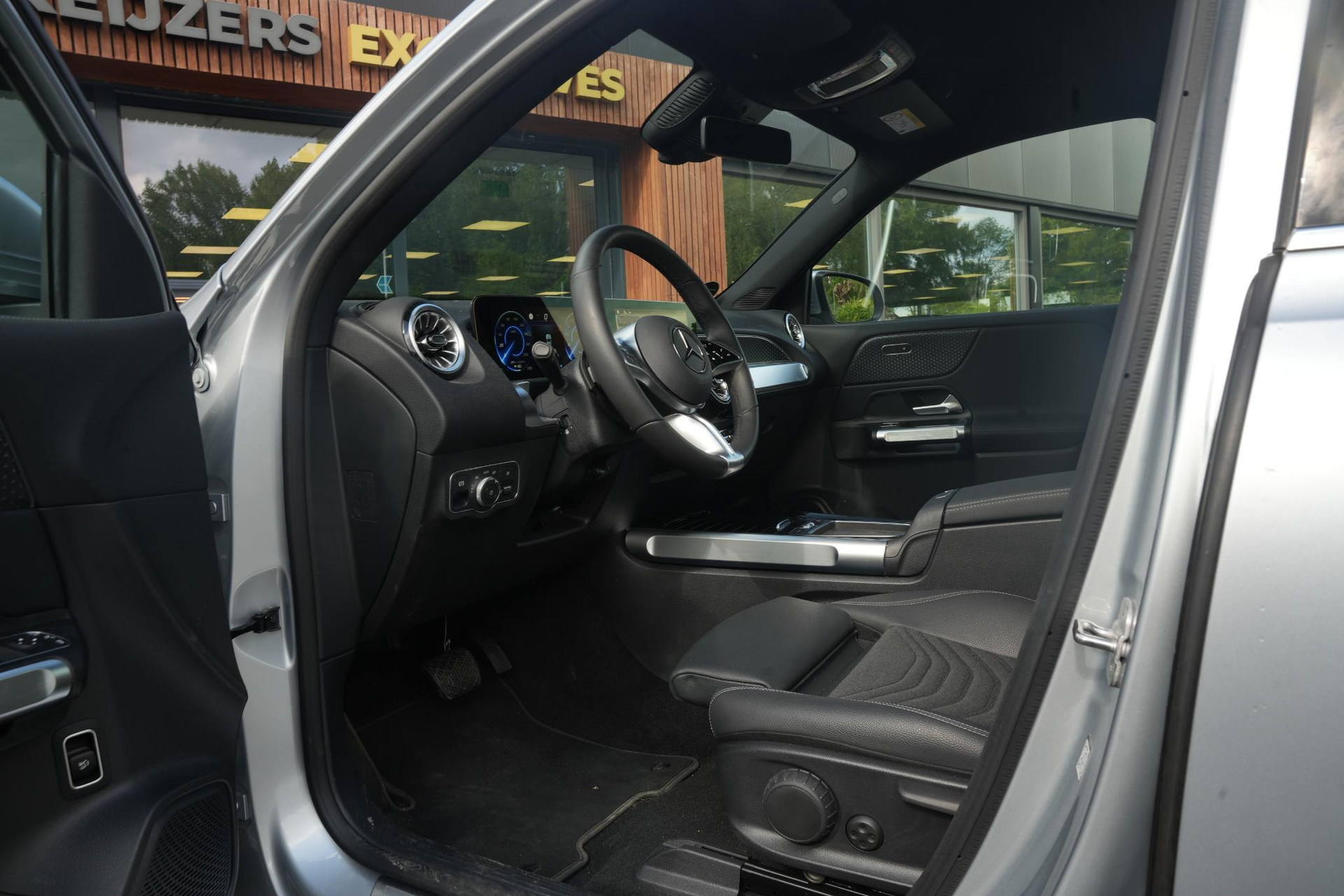 Mercedes-Benz EQB 250+ Business Solution 71 kWh 2025 High-Tech silver - Metallic finish (922U) 11