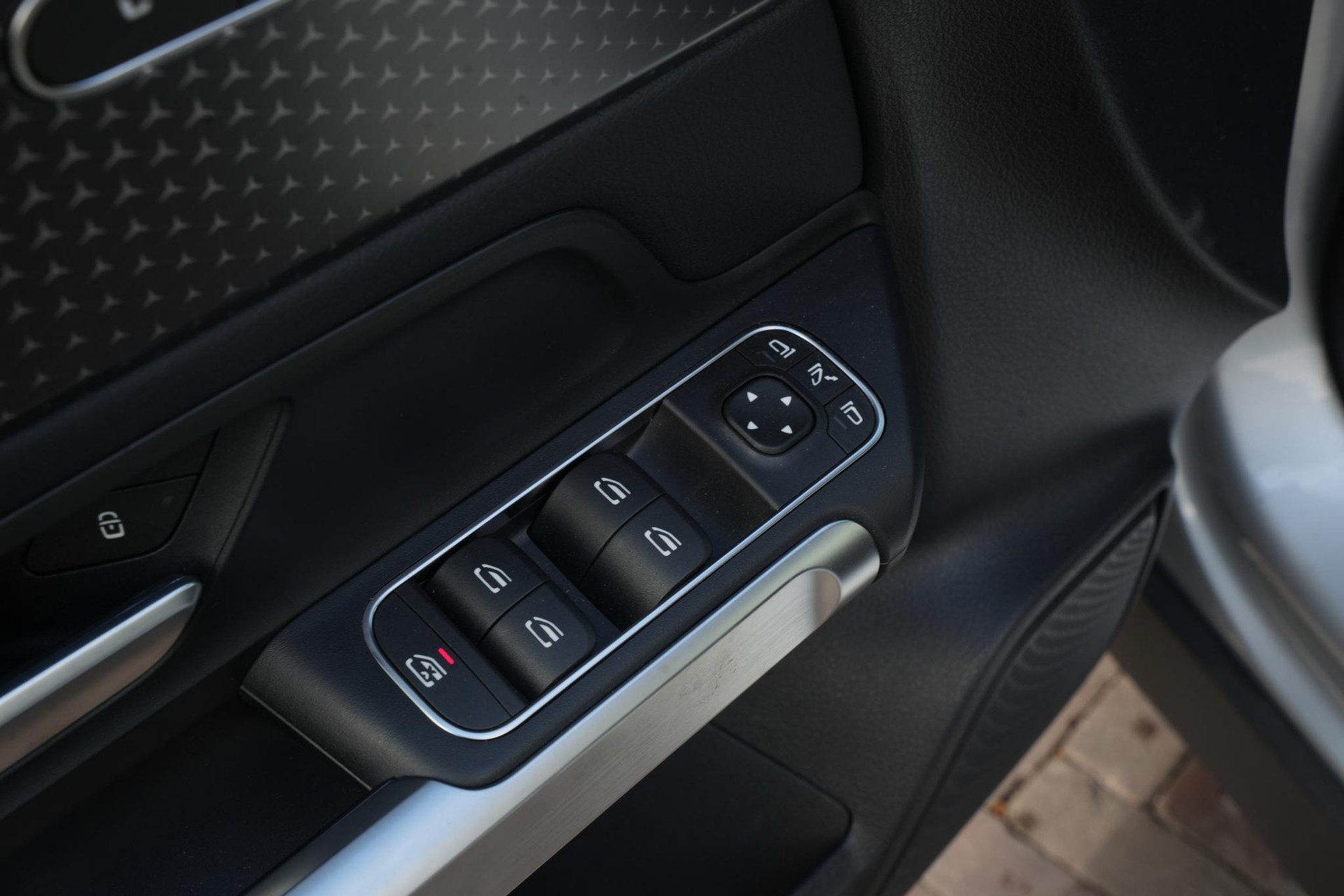 Mercedes-Benz EQB 250+ Business Solution 71 kWh 2025 High-Tech silver - Metallic finish (922U) 13