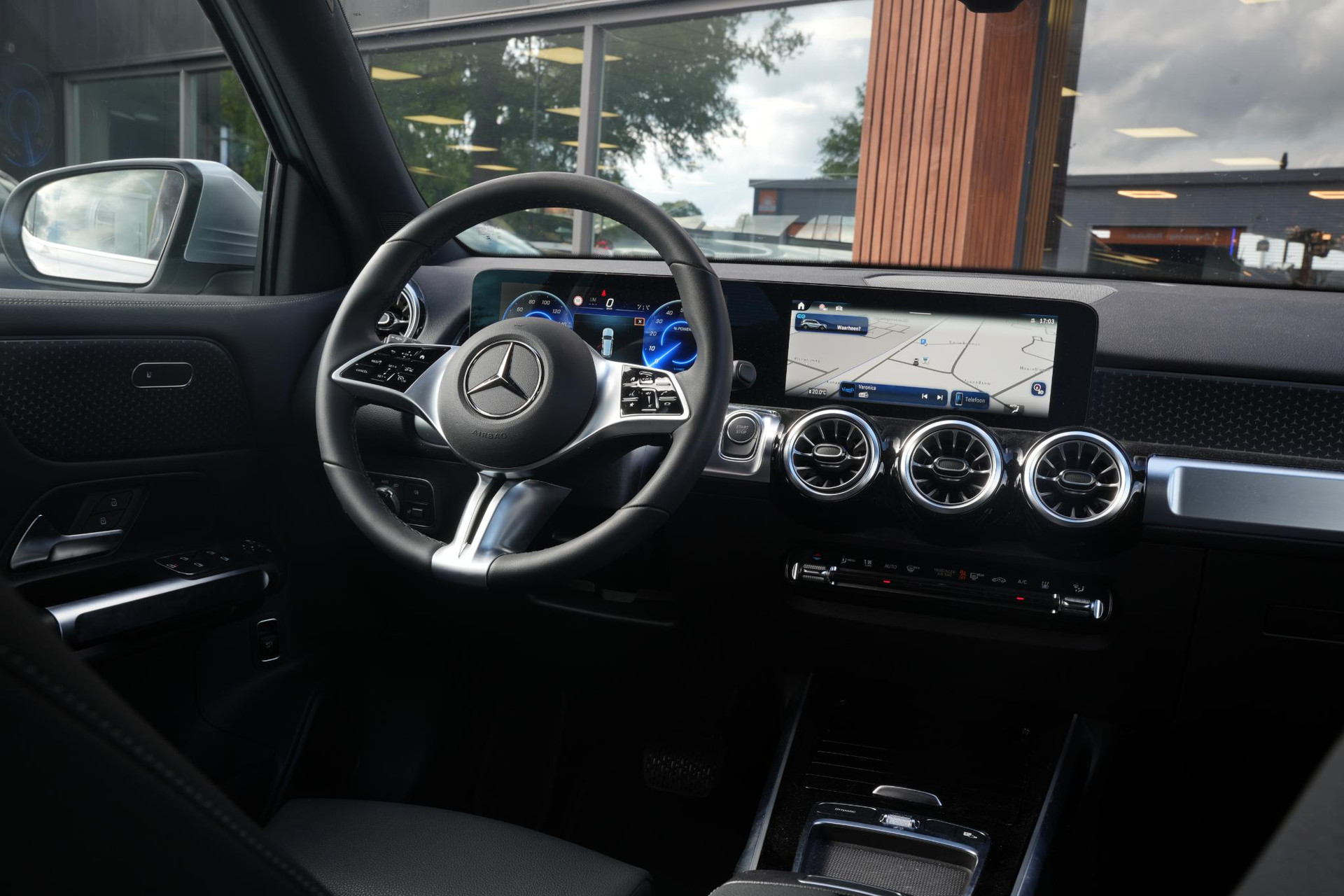 Mercedes-Benz EQB 250+ Business Solution 71 kWh 2025 High-Tech silver - Metallic finish (922U) 16