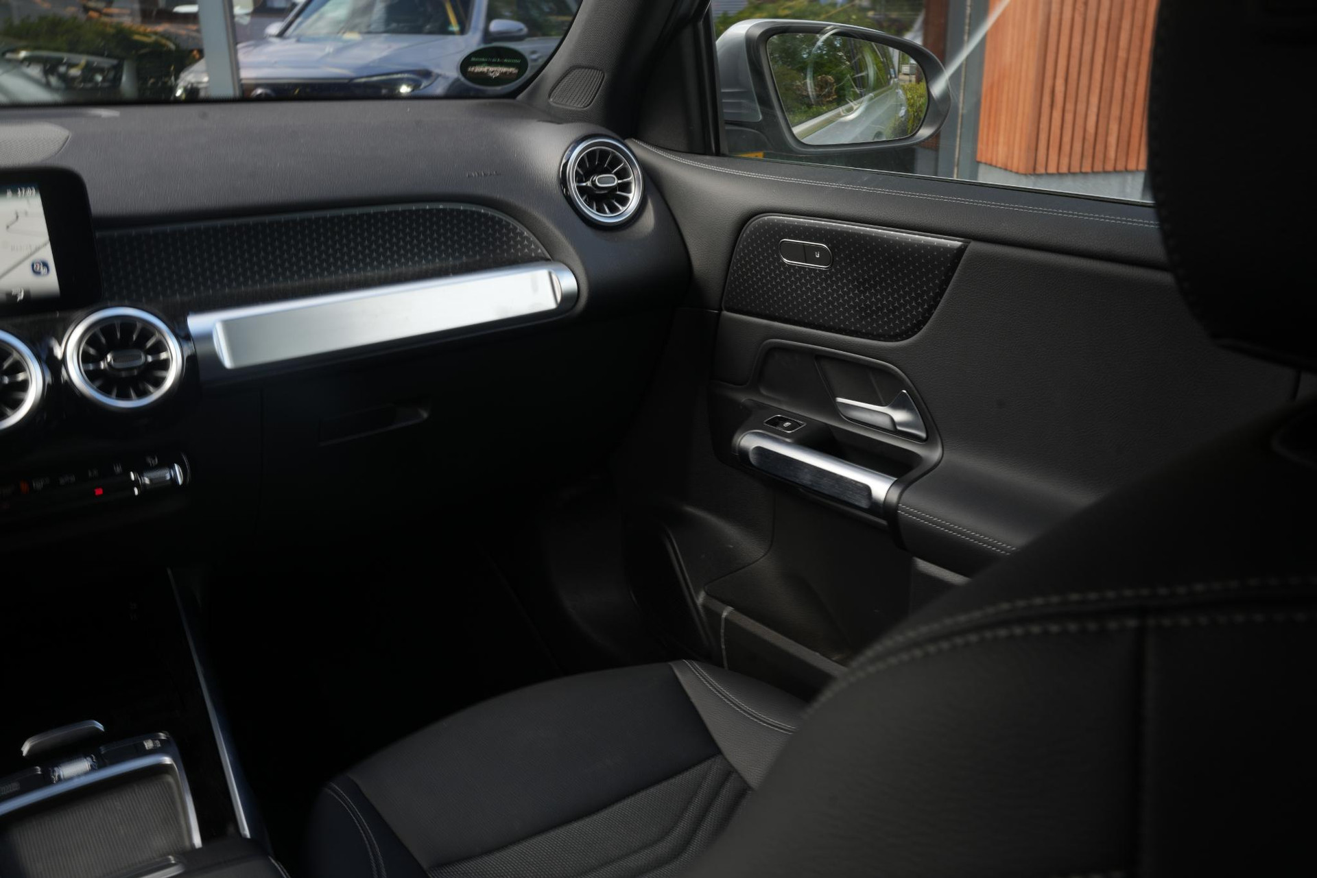 Mercedes-Benz EQB 250+ Business Solution 71 kWh 2025 High-Tech silver - Metallic finish (922U) 17