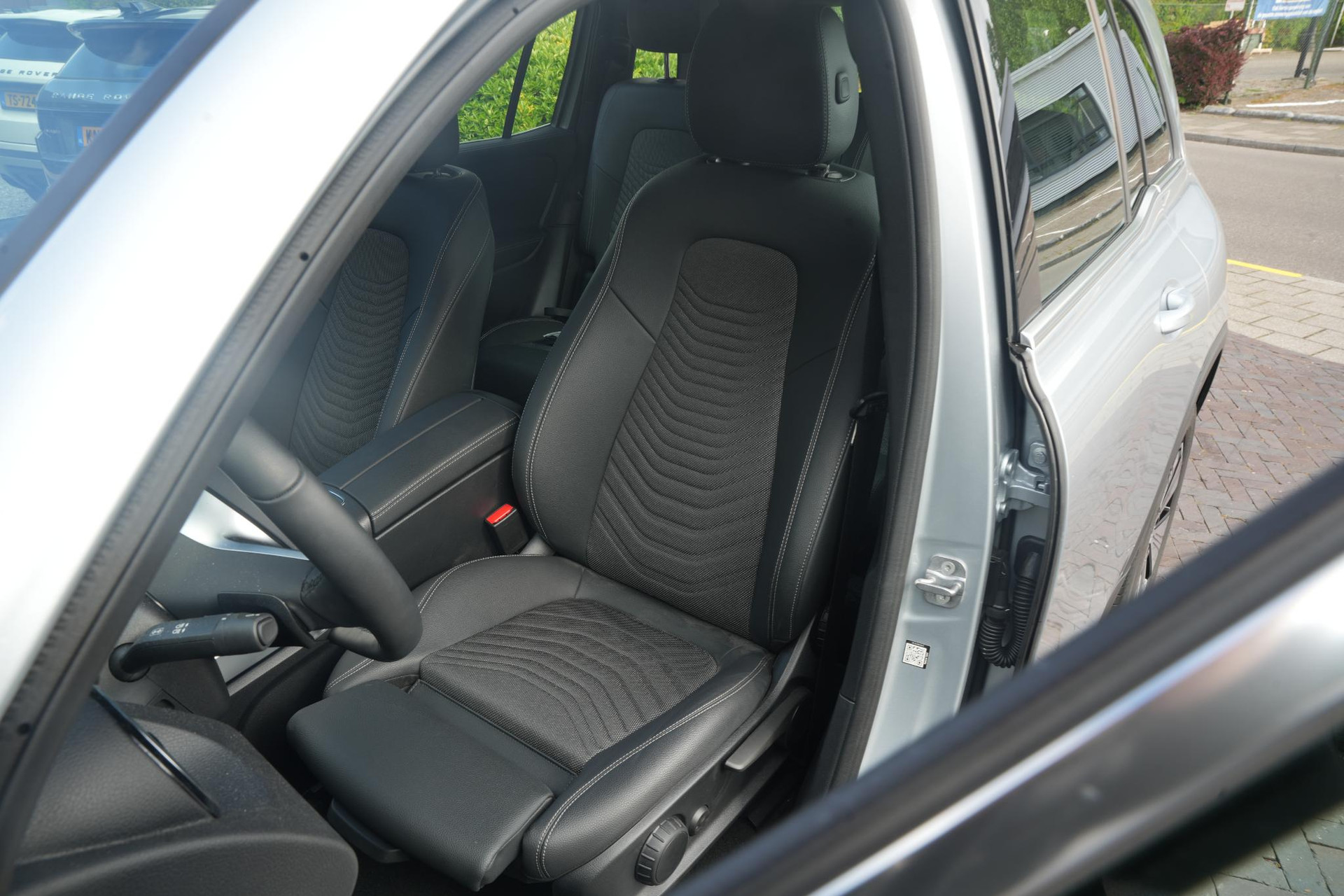 Mercedes-Benz EQB 250+ Business Solution 71 kWh 2025 High-Tech silver - Metallic finish (922U) 21