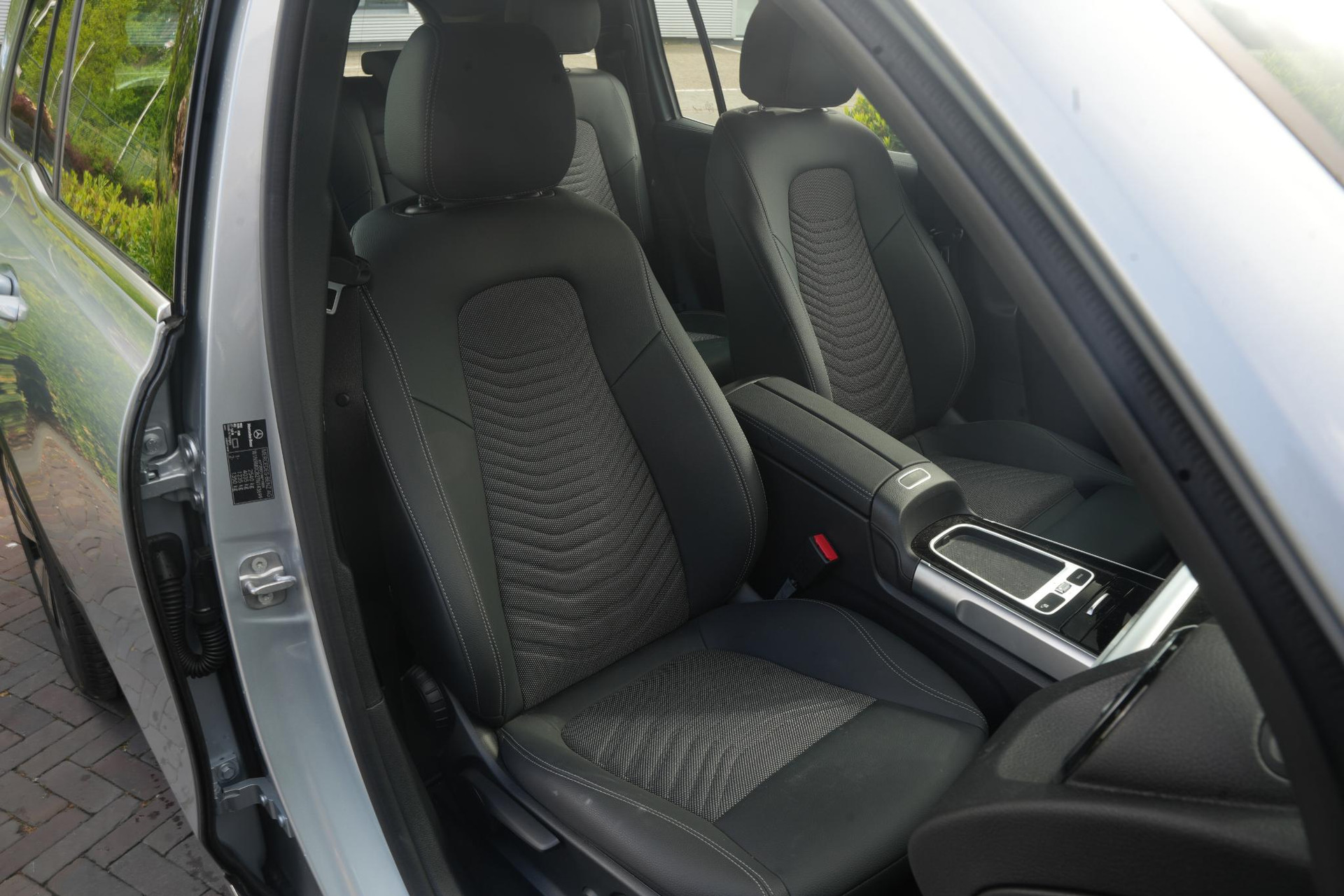 Mercedes-Benz EQB 250+ Business Solution 71 kWh 2025 High-Tech silver - Metallic finish (922U) 22