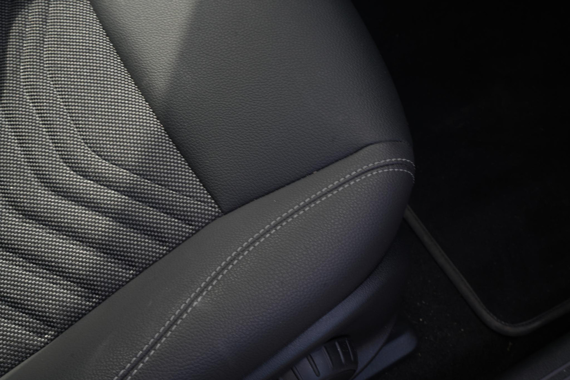 Mercedes-Benz EQB 250+ Business Solution 71 kWh 2025 High-Tech silver - Metallic finish (922U) 24