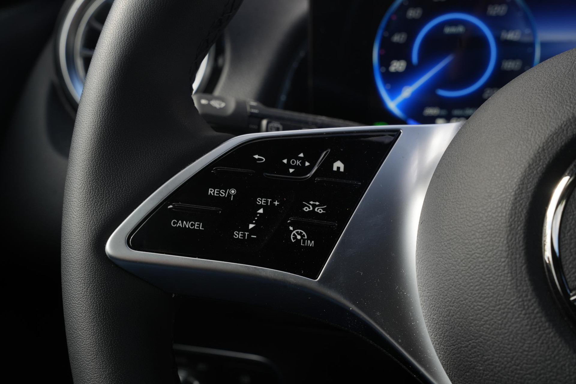 Mercedes-Benz EQB 250+ Business Solution 71 kWh 2025 High-Tech silver - Metallic finish (922U) 26