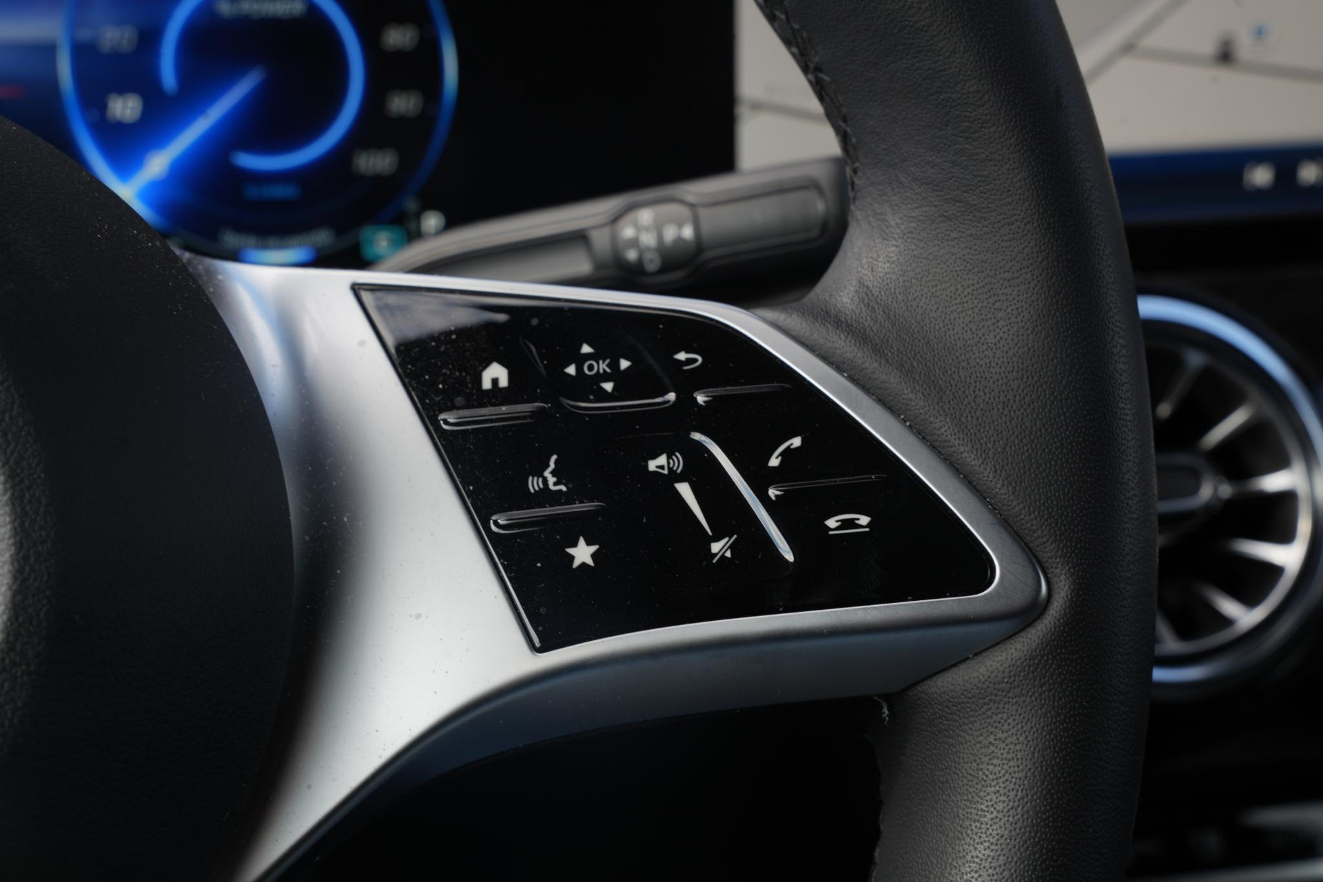 Mercedes-Benz EQB 250+ Business Solution 71 kWh 2025 High-Tech silver - Metallic finish (922U) 27