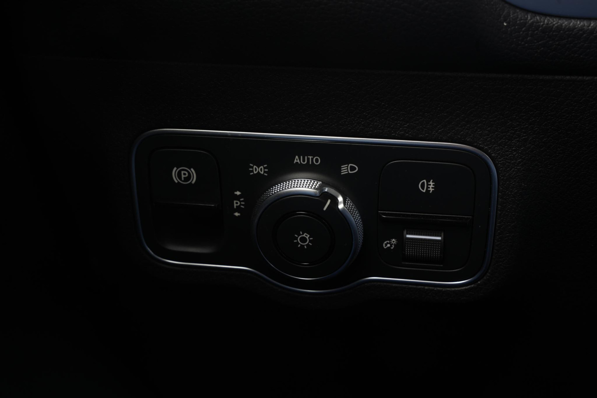 Mercedes-Benz EQB 250+ Business Solution 71 kWh 2025 High-Tech silver - Metallic finish (922U) 28