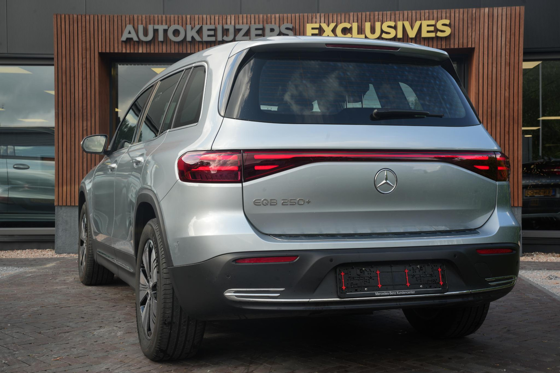 Mercedes-Benz EQB 250+ Business Solution 71 kWh 2025 High-Tech silver - Metallic finish (922U) 3