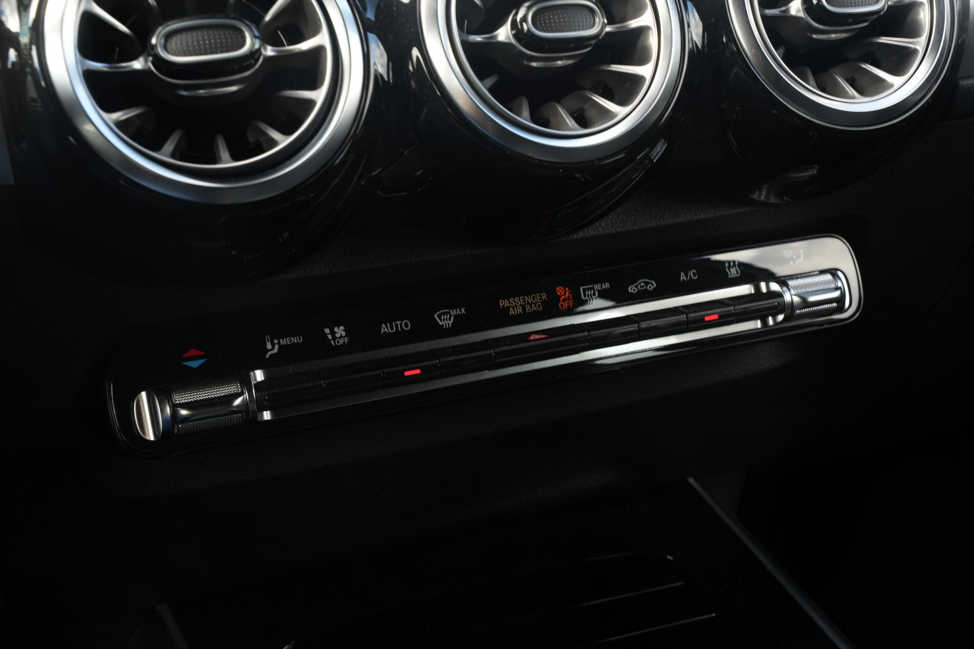 Mercedes-Benz EQB 250+ Business Solution 71 kWh 2025 High-Tech silver - Metallic finish (922U) 30