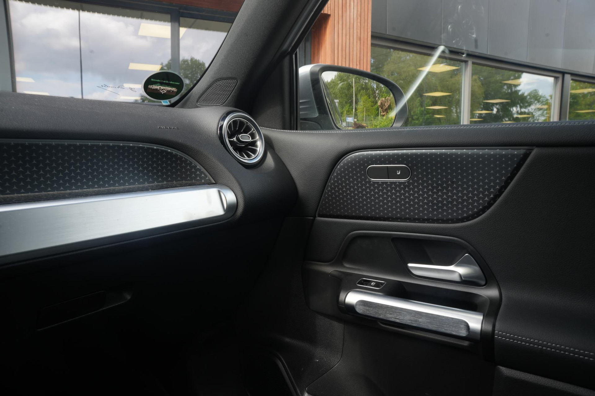 Mercedes-Benz EQB 250+ Business Solution 71 kWh 2025 High-Tech silver - Metallic finish (922U) 34