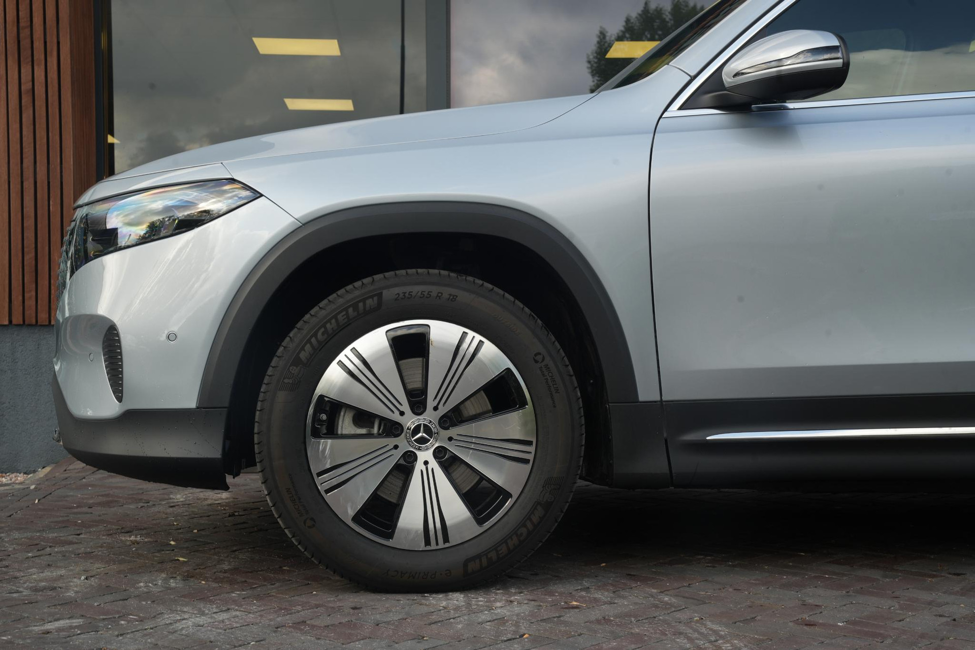 Mercedes-Benz EQB 250+ Business Solution 71 kWh 2025 High-Tech silver - Metallic finish (922U) 8