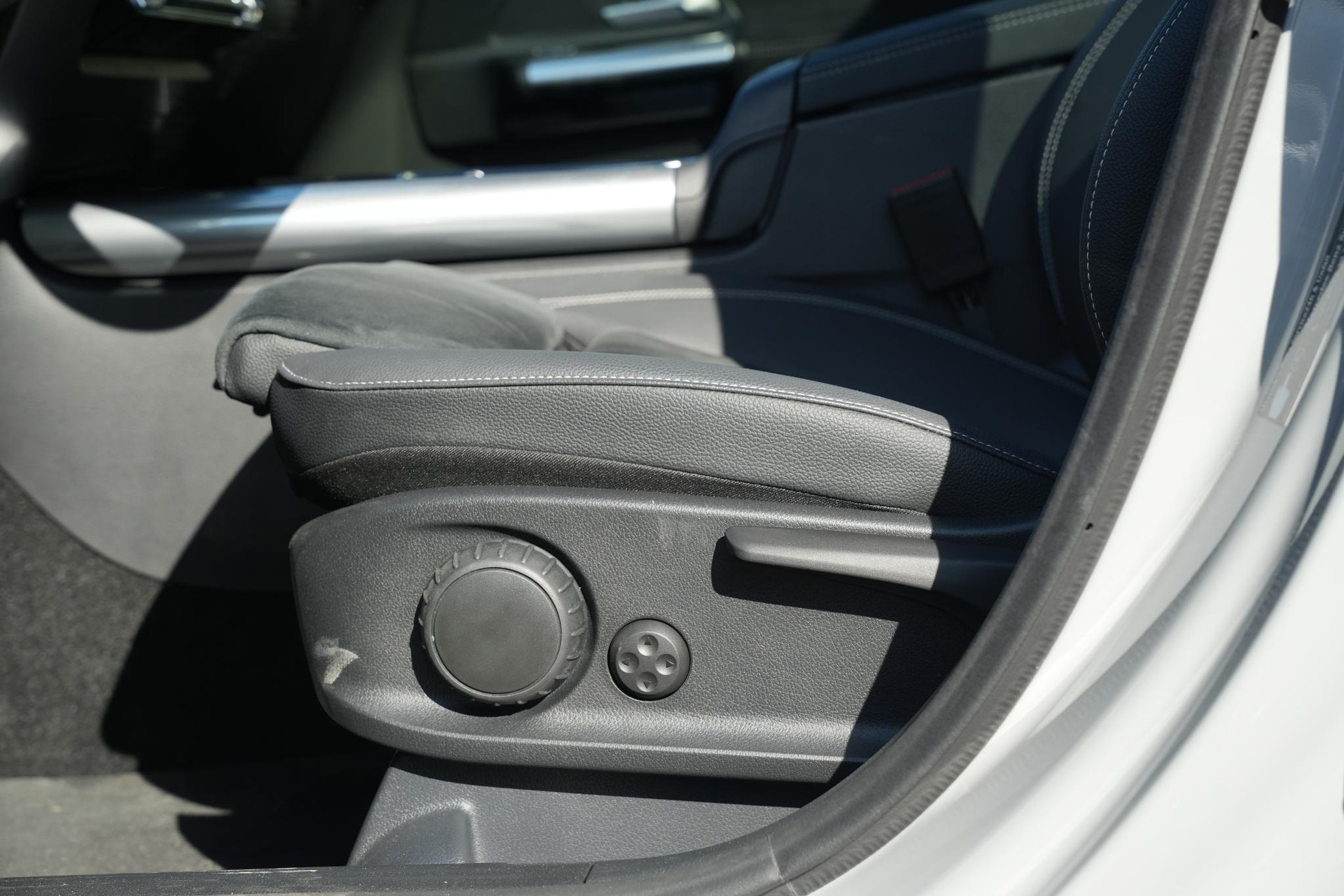 Mercedes-Benz GLA 200 AMG Line 2025 alpine gray - standard finish (956U) 35