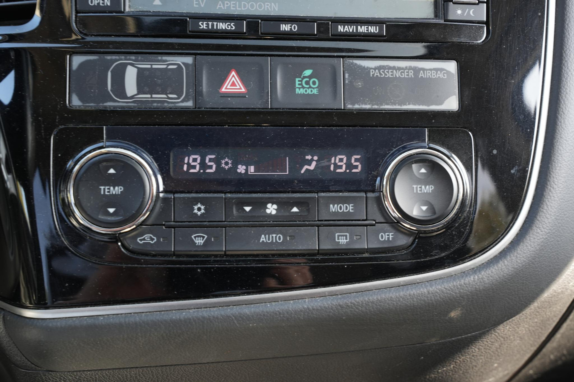 Mitsubishi Outlander 2.0 PHEV instyle 2013 Amethyst black p 17