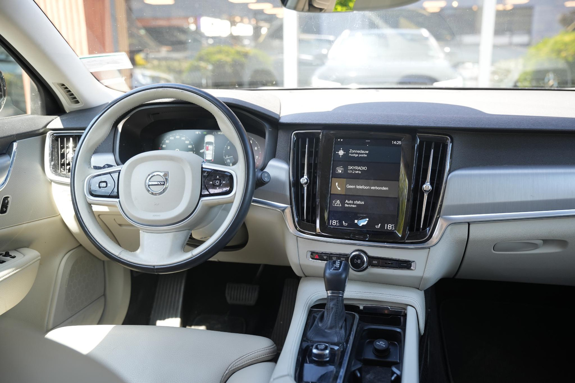 Volvo V90 2.0 T5 90th Anniversary Edition 2018 717 onyx black metallic 17