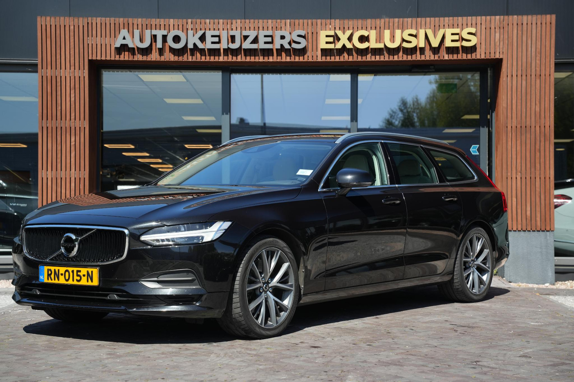 Volvo V90 2.0 T5 90th Anniversary Edition 2018 717 onyx black metallic 3