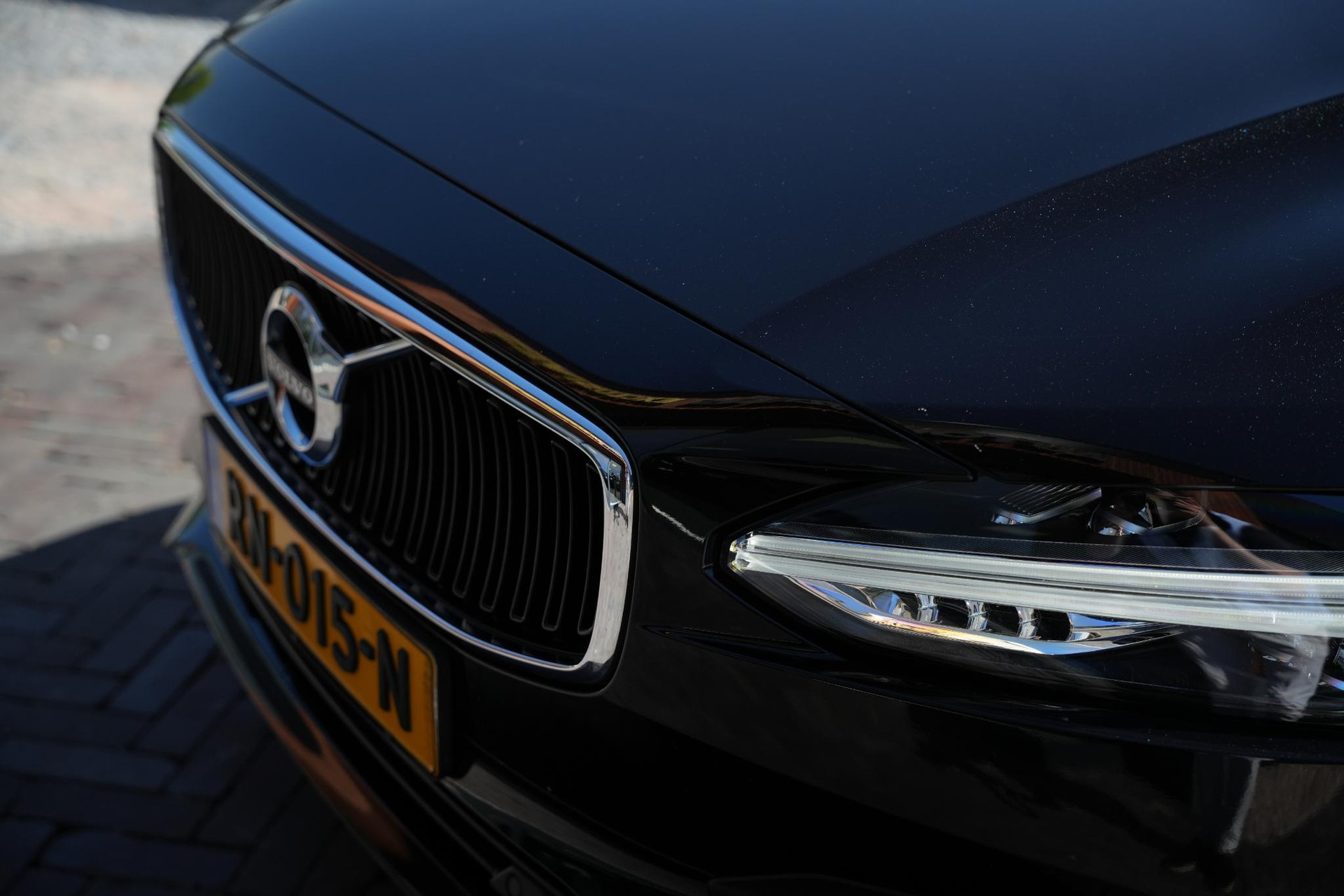 Volvo V90 2.0 T5 90th Anniversary Edition 2018 717 onyx black metallic 32