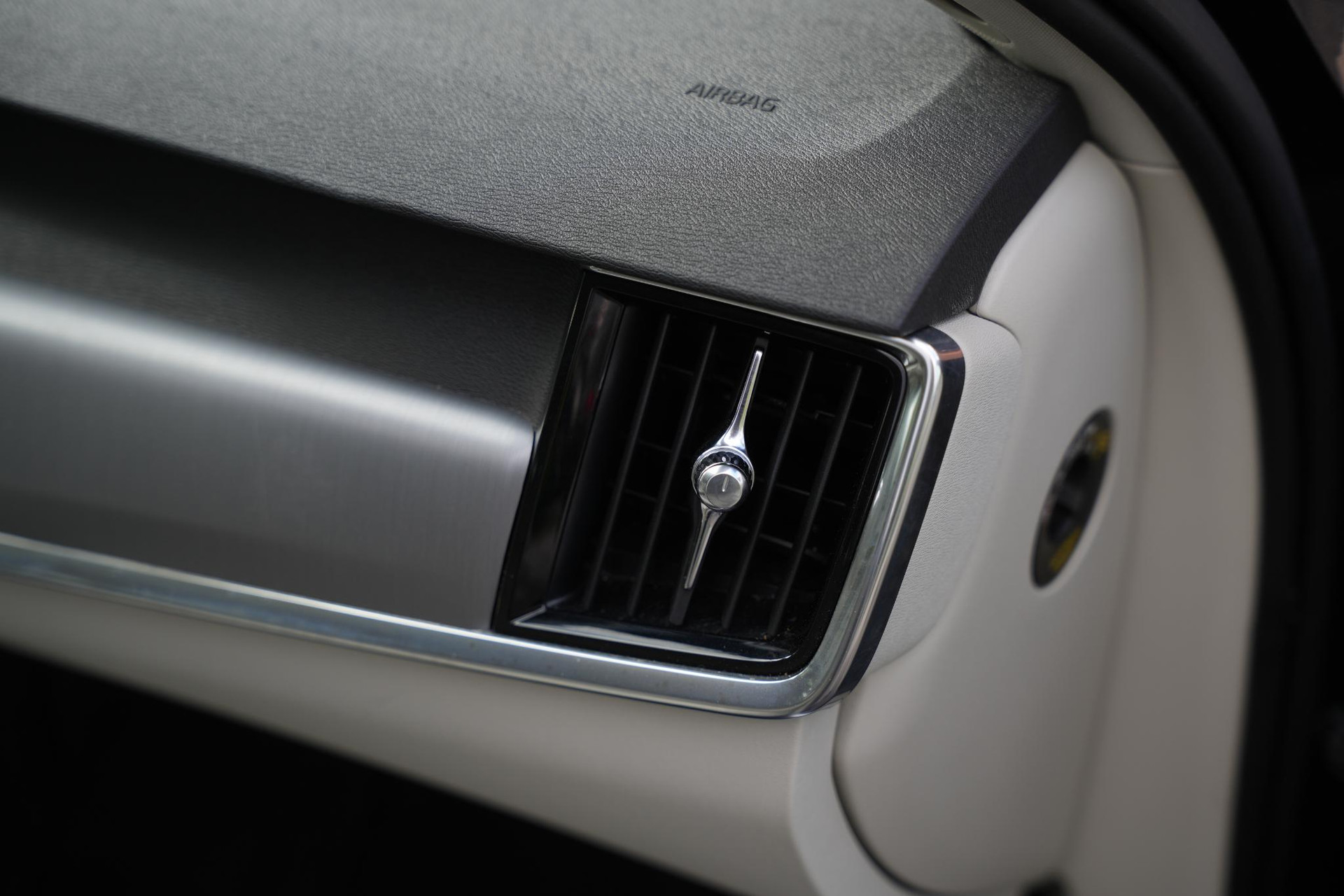 Volvo V90 2.0 T5 90th Anniversary Edition 2018 717 onyx black metallic 38