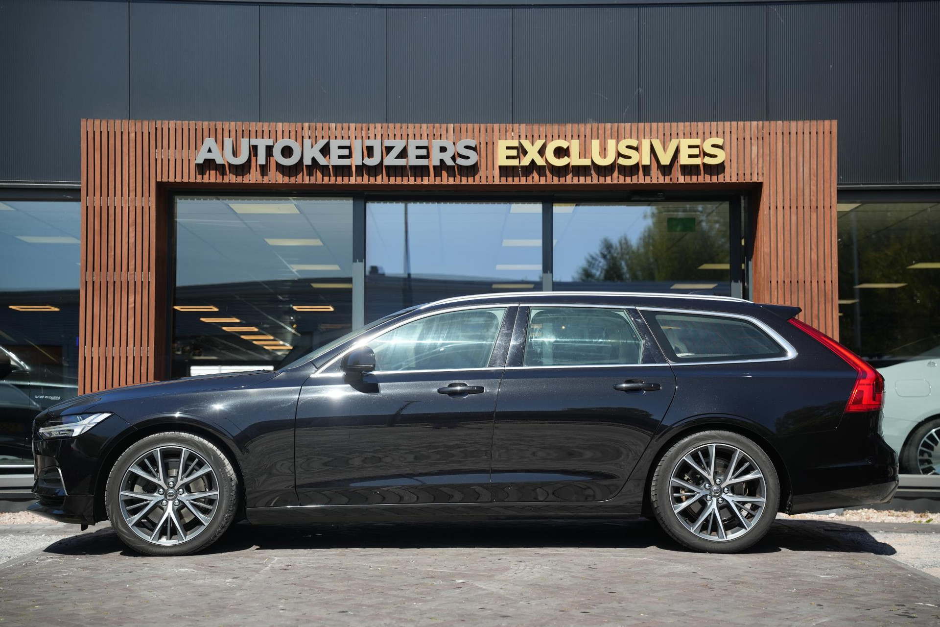 Volvo V90 2.0 T5 90th Anniversary Edition 2018 717 onyx black metallic 4