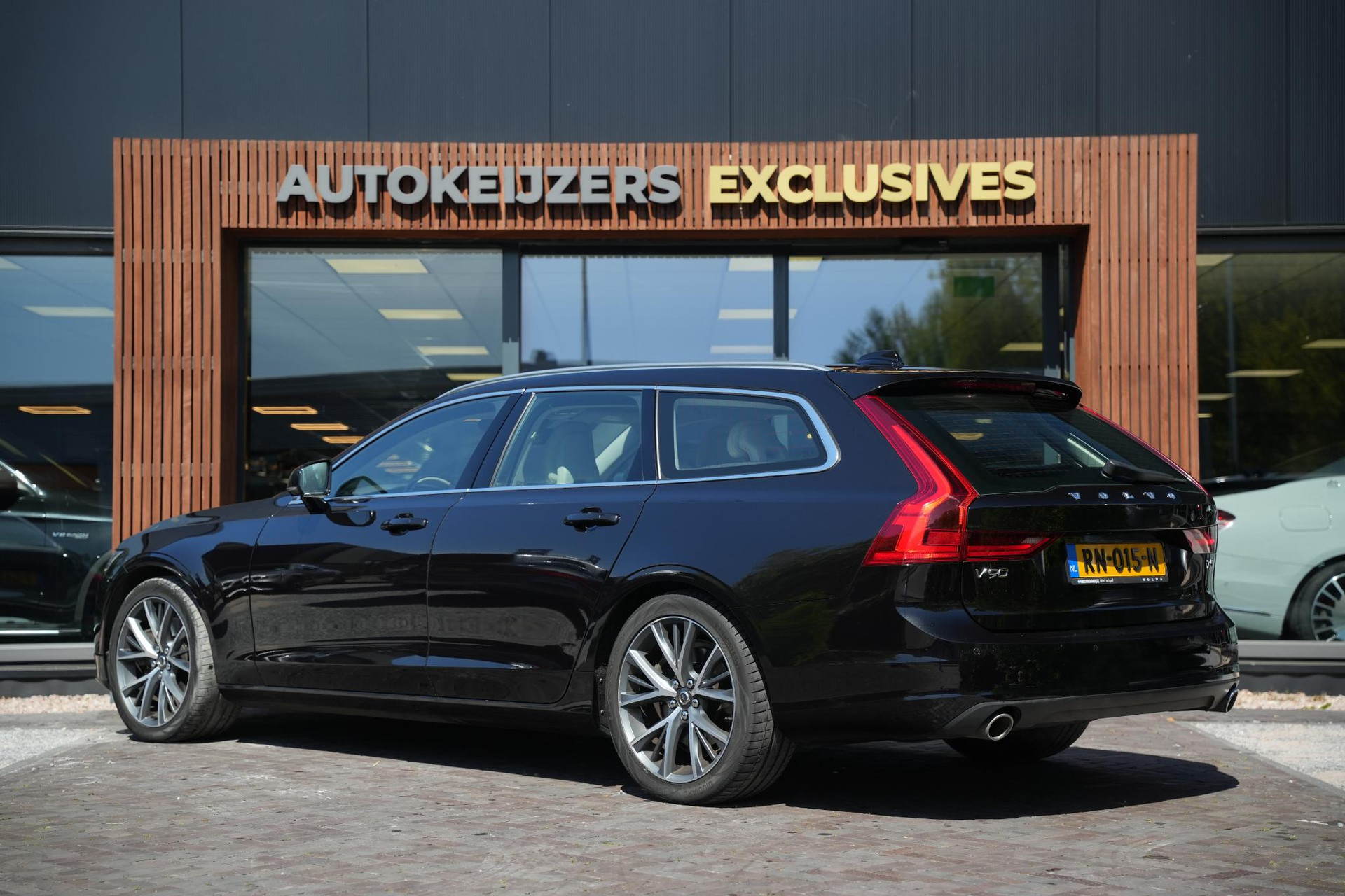 Volvo V90 2.0 T5 90th Anniversary Edition 2018 717 onyx black metallic 6