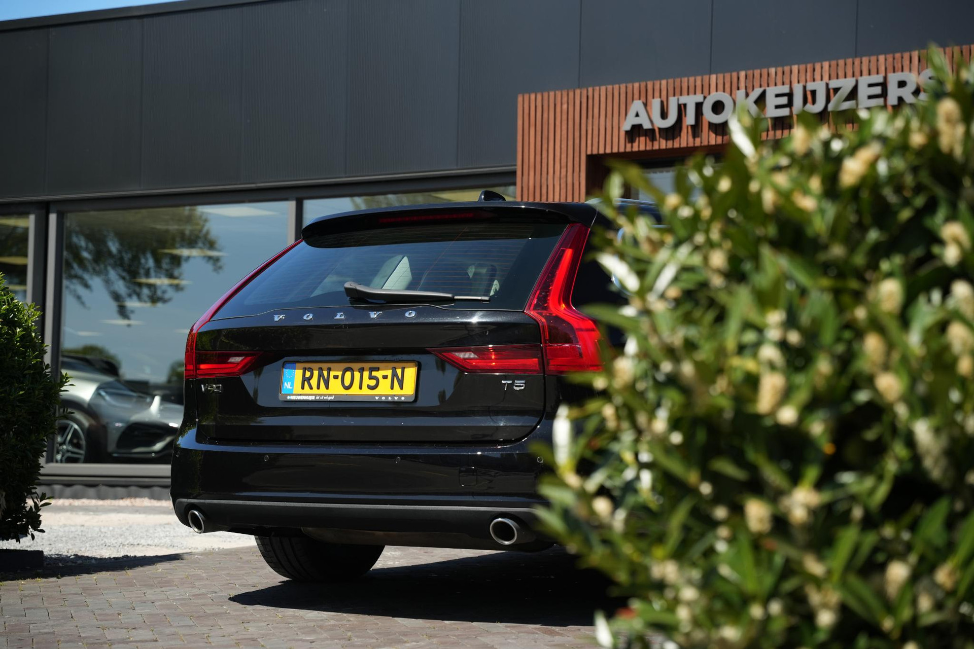 Volvo V90 2.0 T5 90th Anniversary Edition 2018 717 onyx black metallic 8