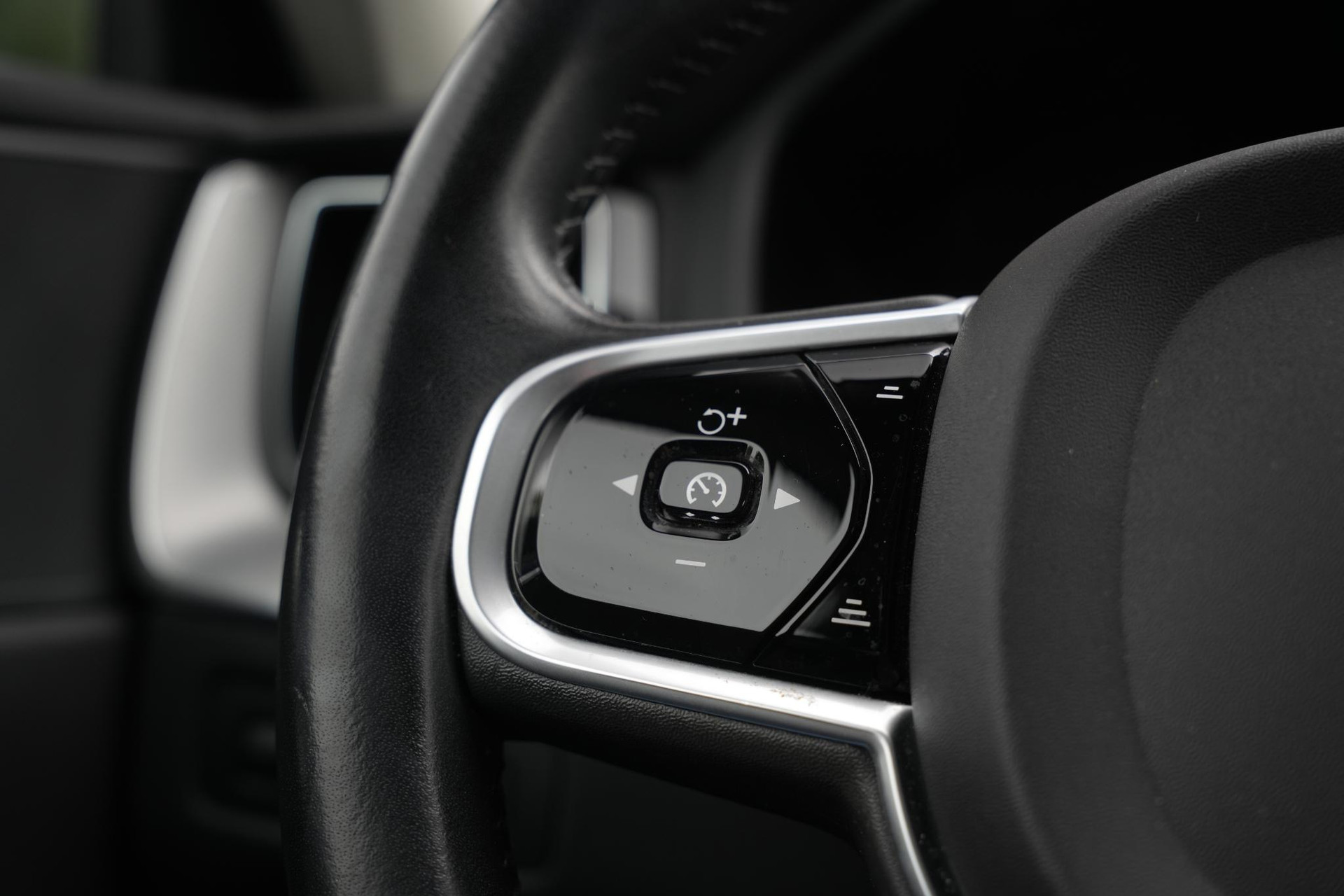 Volvo XC60 2.0 D4 Inscription 2019 OSMIUM GREY (714) 28