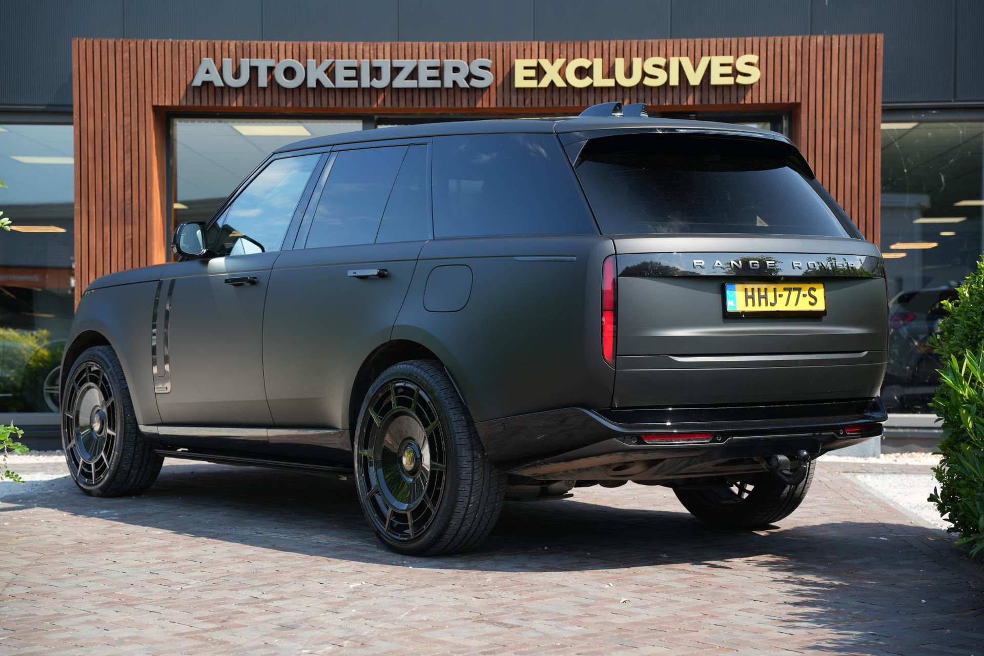 Land Rover Range Rover 3.0 P550e Autobiography PHEV 2025 Exterior Paint - Santorini Black (1AG) 10