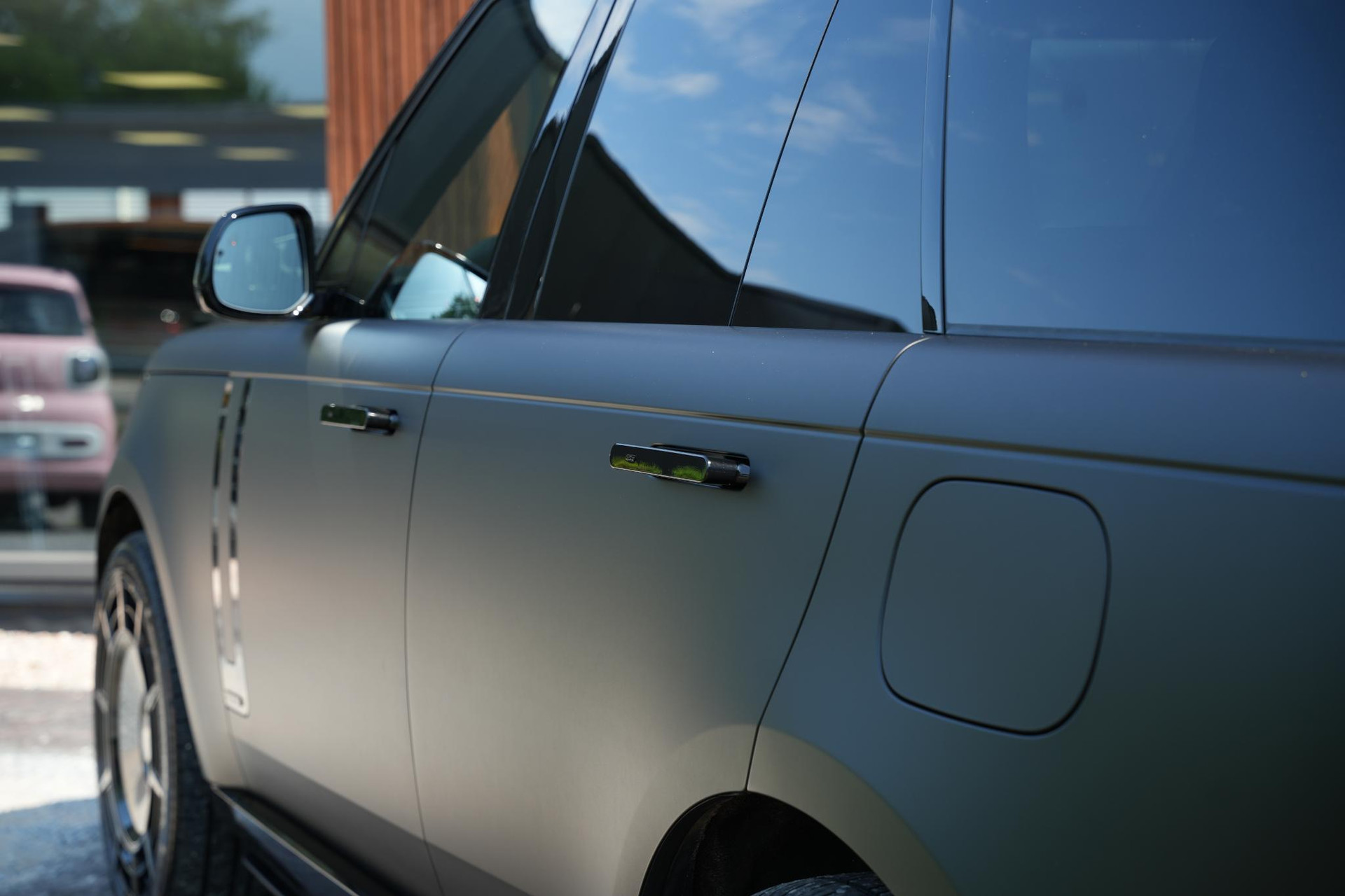 Land Rover Range Rover 3.0 P550e Autobiography PHEV 2025 Exterior Paint - Santorini Black (1AG) 17