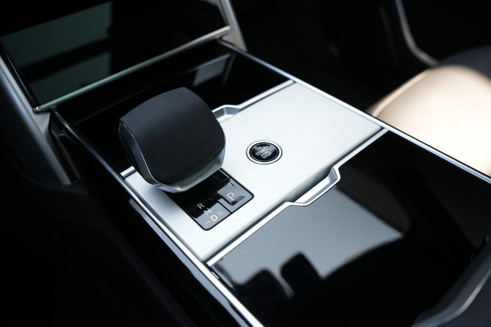 Land Rover Range Rover 3.0 P550e Autobiography PHEV 2025 Exterior Paint - Santorini Black (1AG) 20