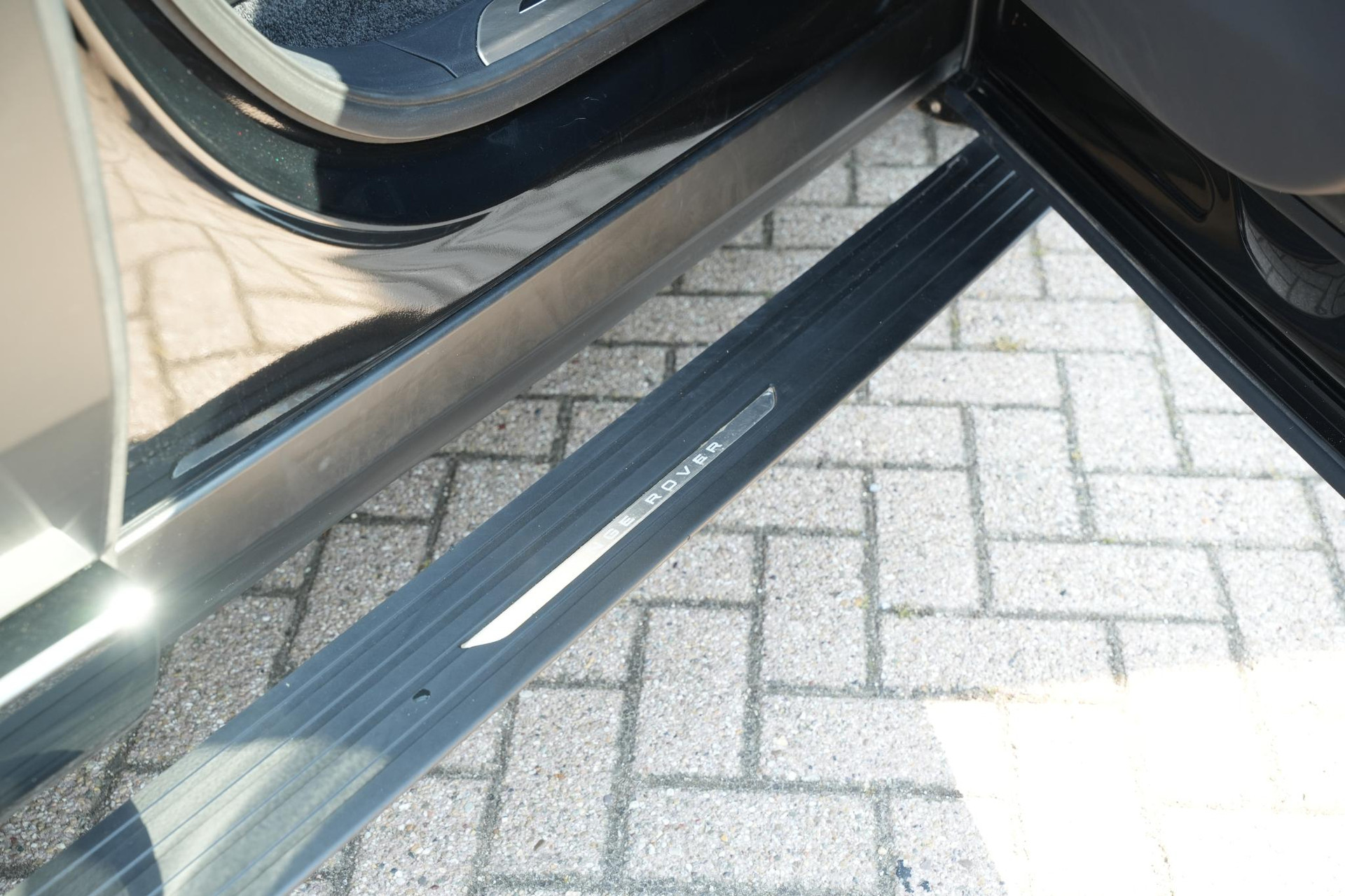 Land Rover Range Rover 3.0 P550e Autobiography PHEV 2025 Exterior Paint - Santorini Black (1AG) 31