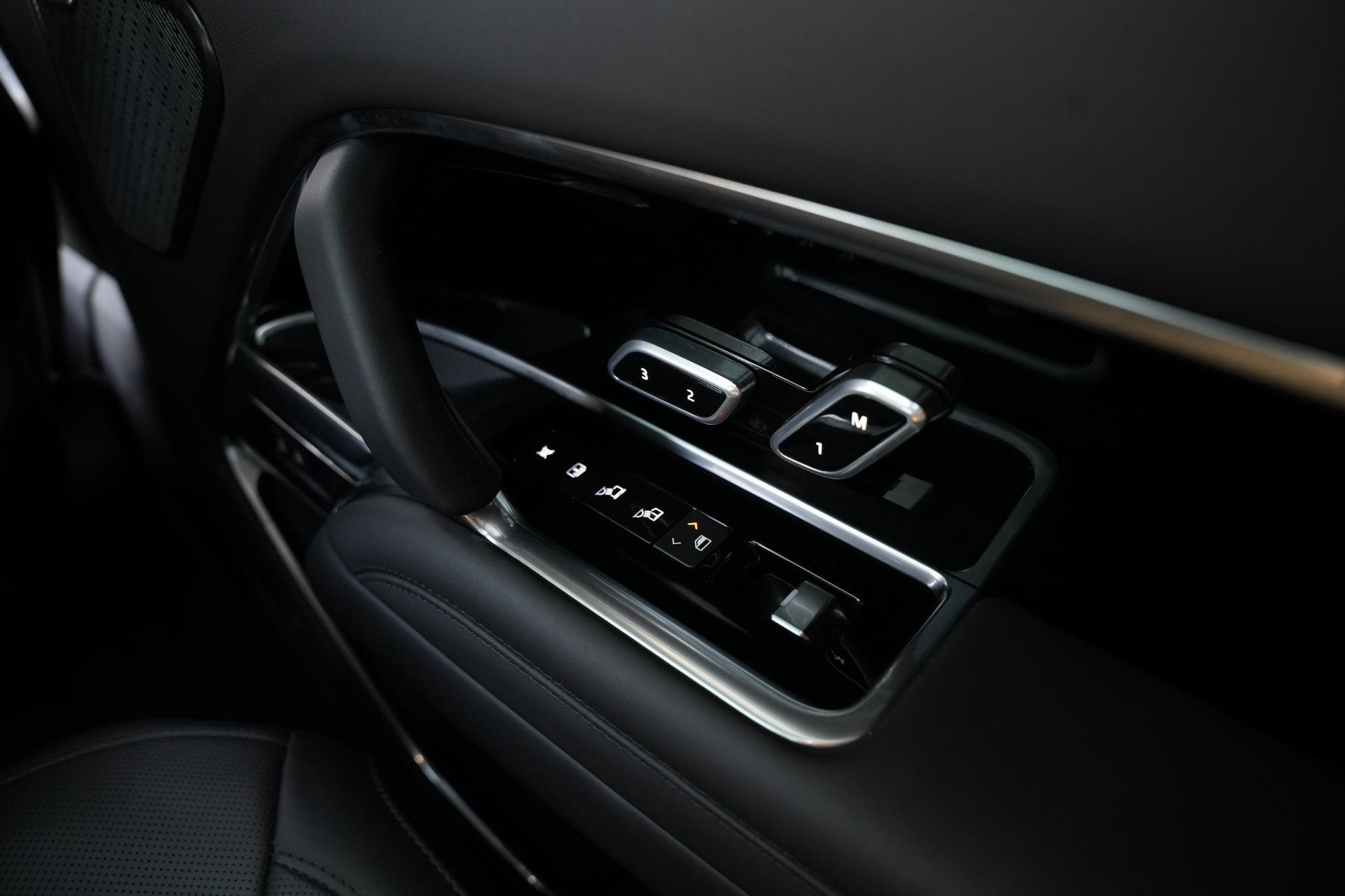 Land Rover Range Rover 3.0 P550e Autobiography PHEV 2025 Exterior Paint - Santorini Black (1AG) 32