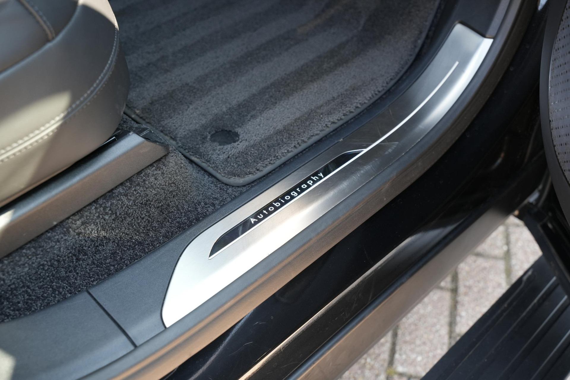 Land Rover Range Rover 3.0 P550e Autobiography PHEV 2025 Exterior Paint - Santorini Black (1AG) 33
