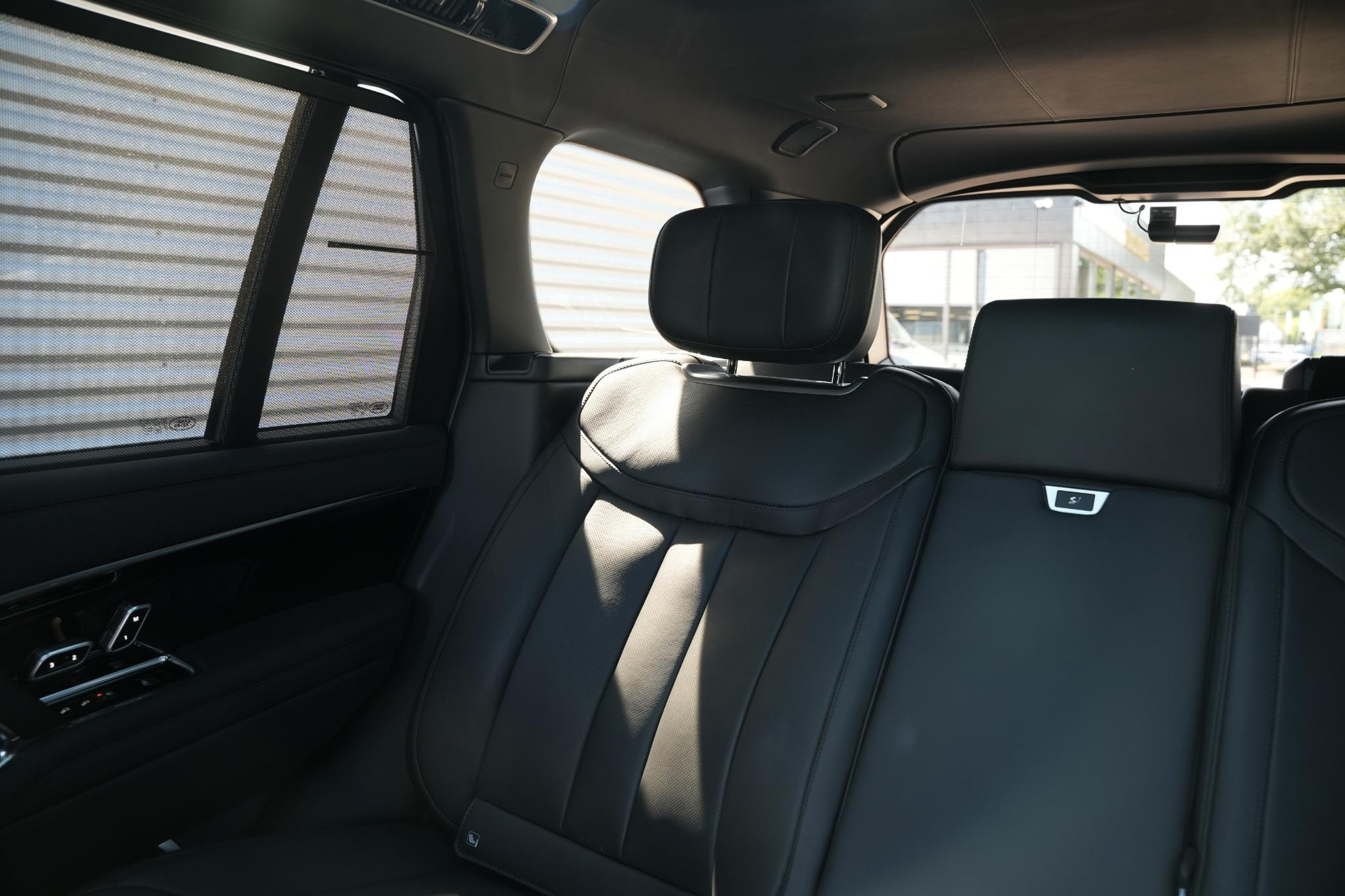 Land Rover Range Rover 3.0 P550e Autobiography PHEV 2025 Exterior Paint - Santorini Black (1AG) 38