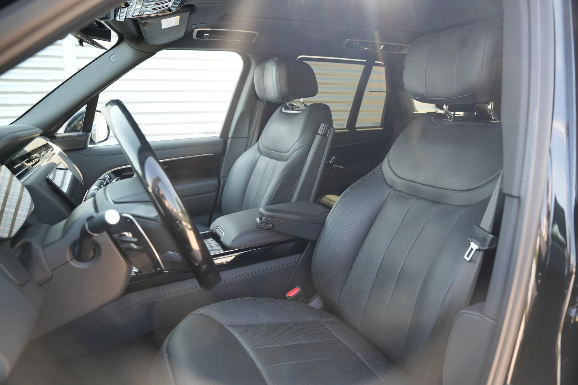 Land Rover Range Rover 3.0 P550e Autobiography PHEV 2025 Exterior Paint - Santorini Black (1AG) 4