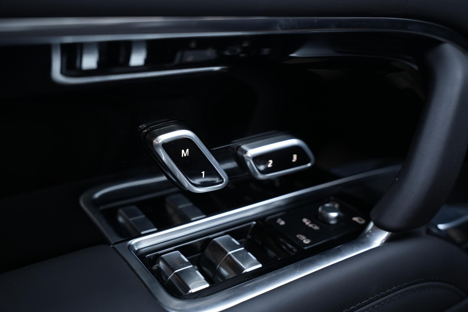 Land Rover Range Rover 3.0 P550e Autobiography PHEV 2025 Exterior Paint - Santorini Black (1AG) 41