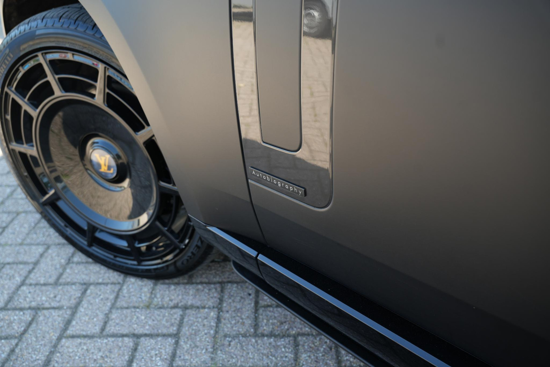 Land Rover Range Rover 3.0 P550e Autobiography PHEV 2025 Exterior Paint - Santorini Black (1AG) 45