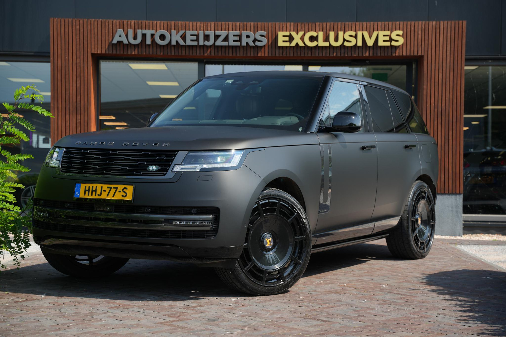 Land Rover Range Rover 3.0 P550e Autobiography PHEV 2025 Exterior Paint - Santorini Black (1AG) 5