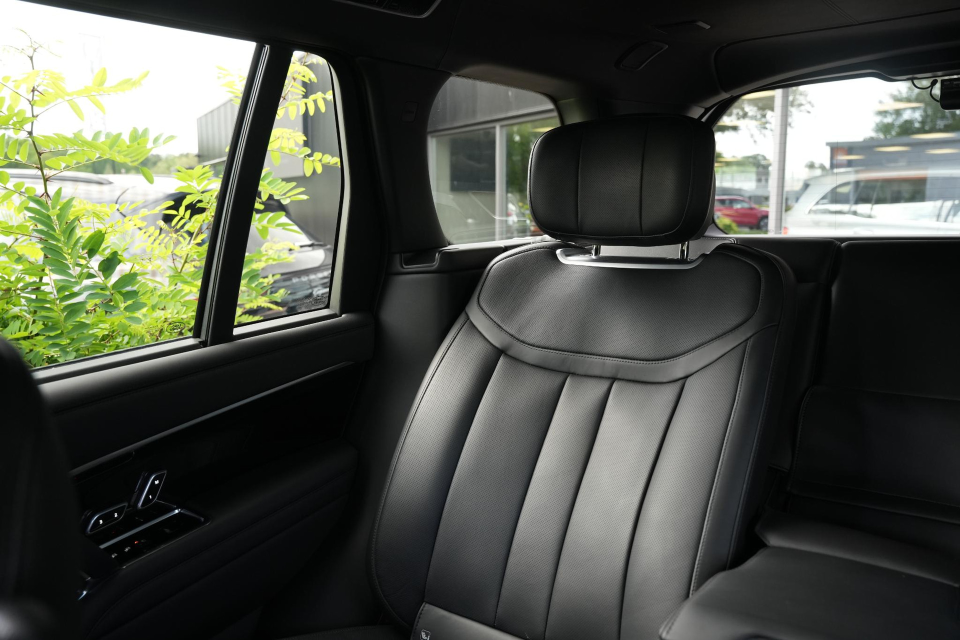 Land Rover Range Rover 3.0 P550e Autobiography PHEV 2025 Exterior Paint - Santorini Black (1AG) 62