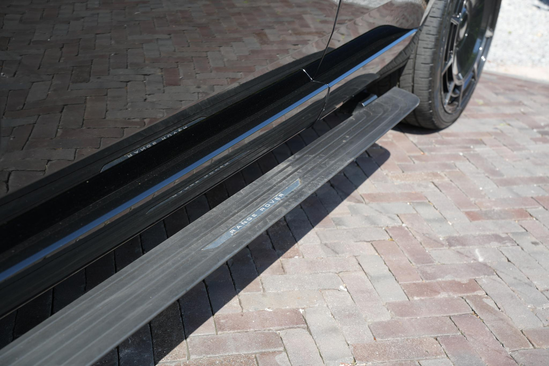 Land Rover Range Rover 3.0 P550e Autobiography PHEV 2025 Exterior Paint - Santorini Black (1AG) 65