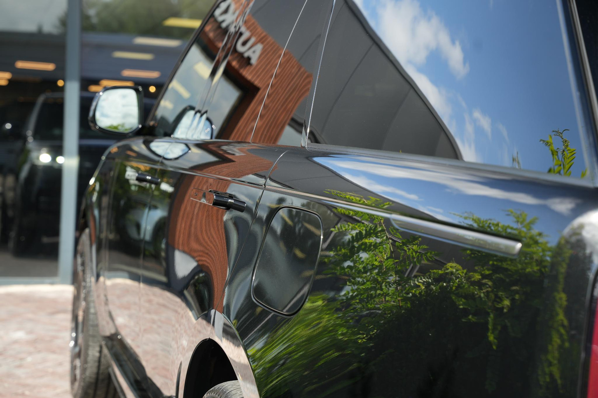 Land Rover Range Rover 3.0 P550e Autobiography PHEV 2025 Exterior Paint - Santorini Black (1AG) 67