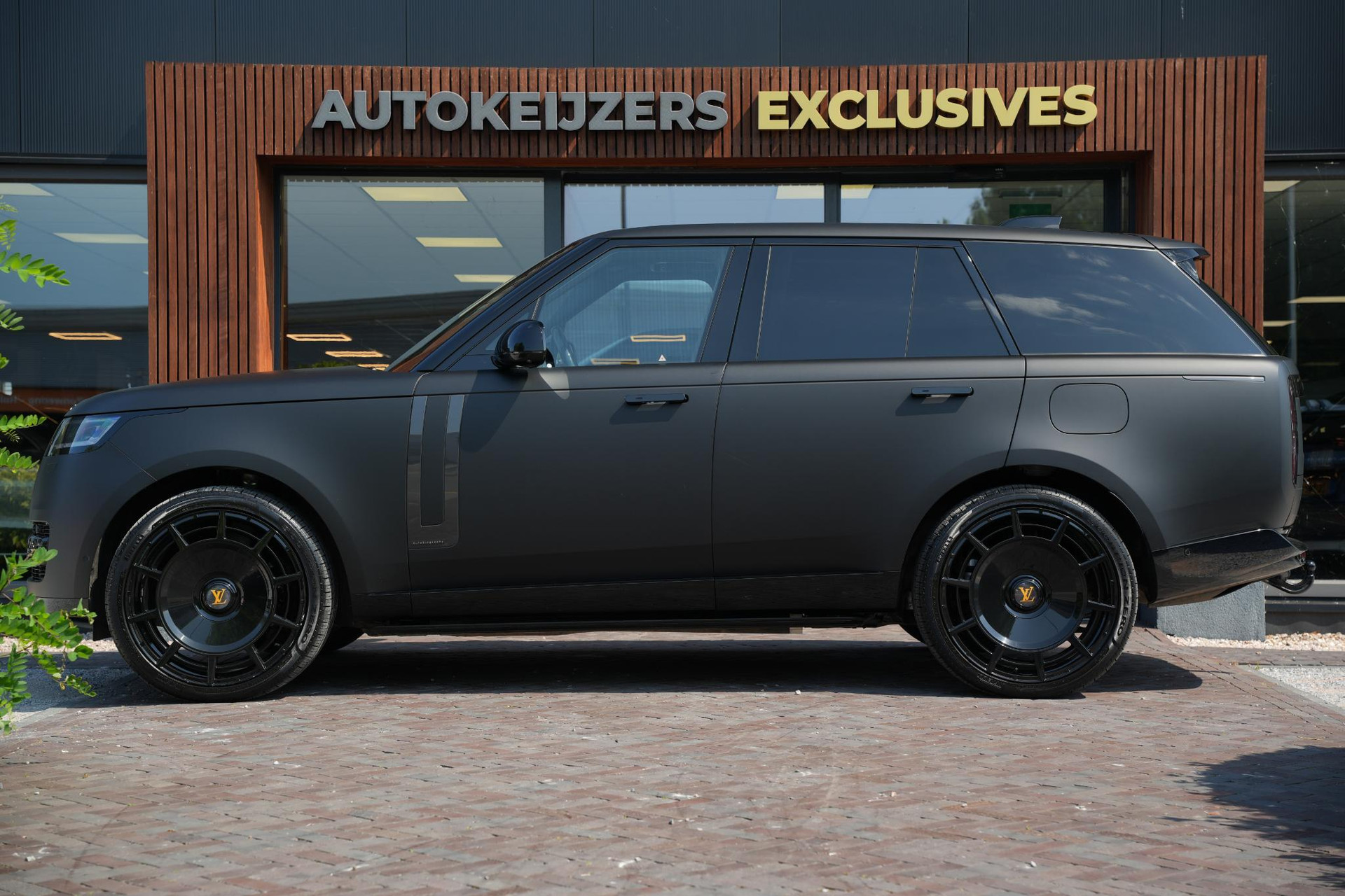 Land Rover Range Rover 3.0 P550e Autobiography PHEV 2025 Exterior Paint - Santorini Black (1AG) 8