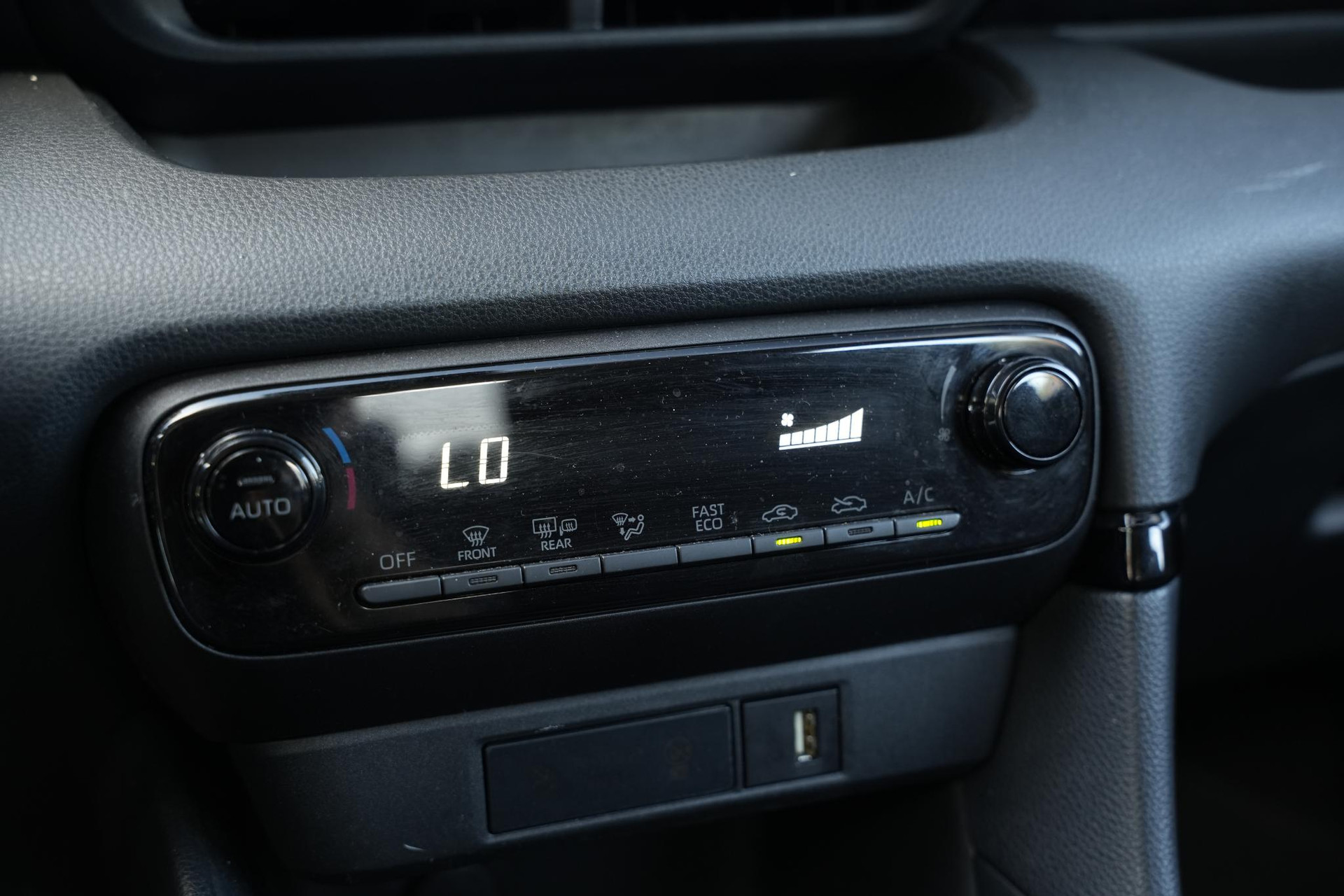 Mazda 2 Hybrid 1.5 Centre-line 2023 LUNAR WHITE (A8D) 14