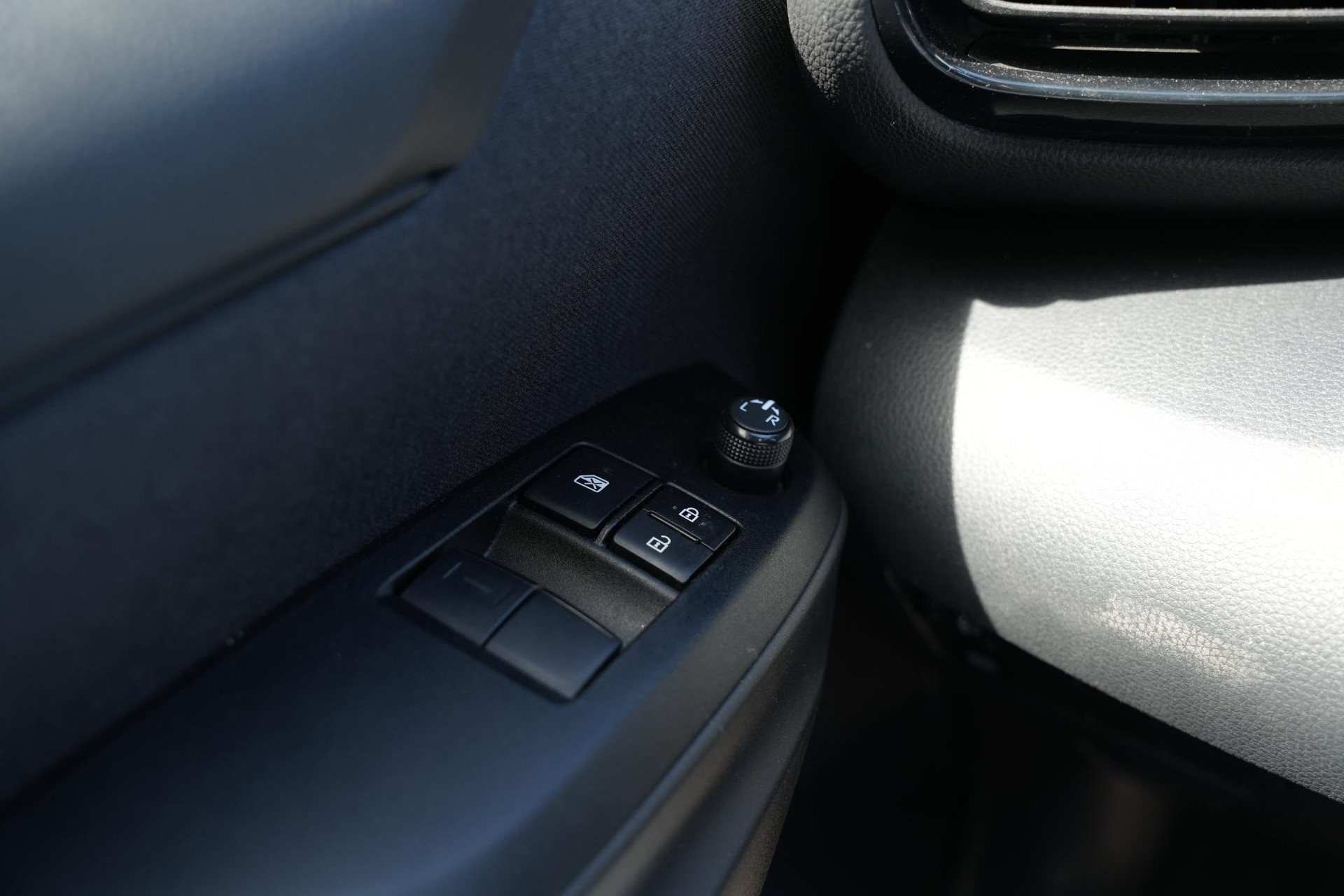 Mazda 2 Hybrid 1.5 Centre-line 2023 LUNAR WHITE (A8D) 16
