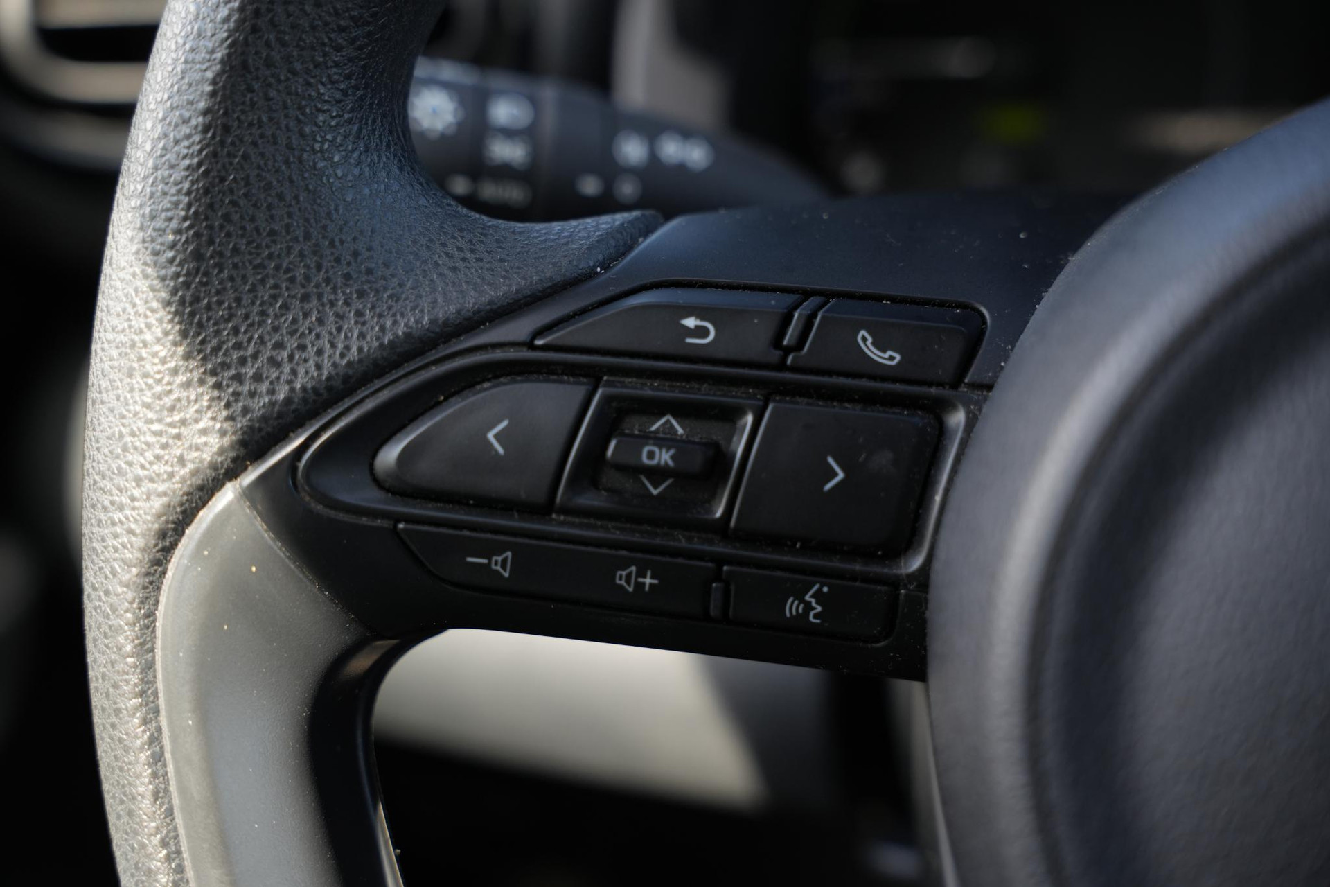 Mazda 2 Hybrid 1.5 Centre-line 2023 LUNAR WHITE (A8D) 22