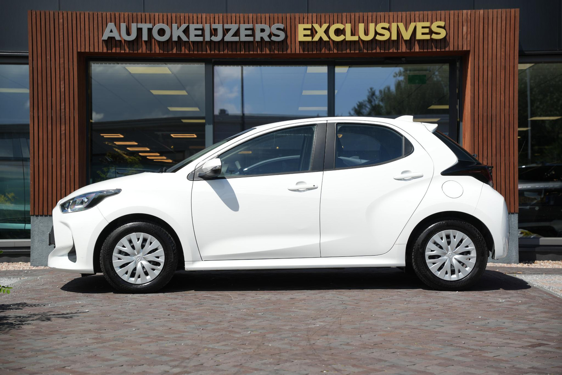 Mazda 2 Hybrid 1.5 Centre-line 2023 LUNAR WHITE (A8D) 7
