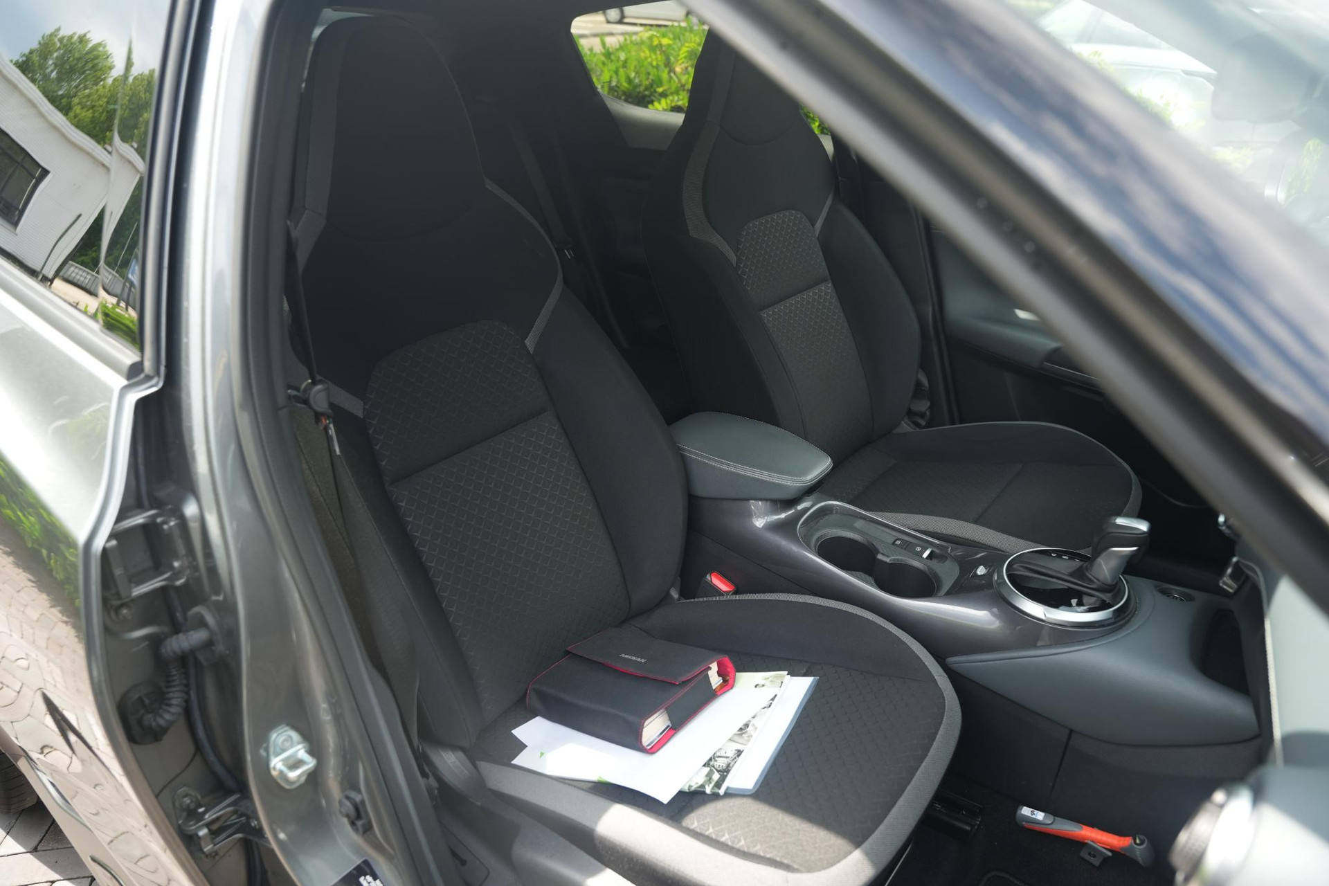 Nissan Juke 1.0 DIG-T N-Design 2022 Two-tone(dark grey & black) 30