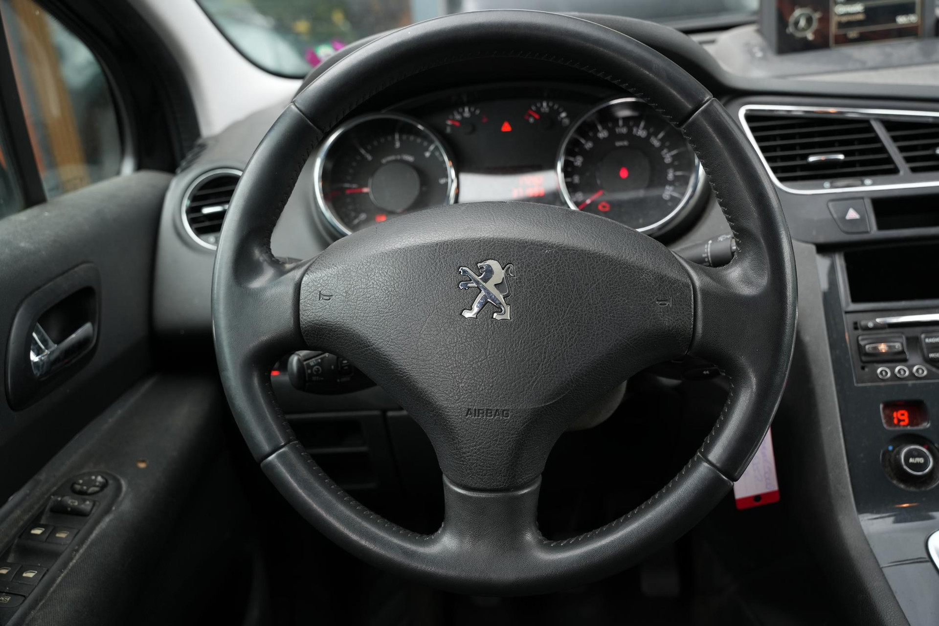 Peugeot 5008 1.6 HDi Active 7p. 2014 BLACK PEARL PAINT (KTV) 6