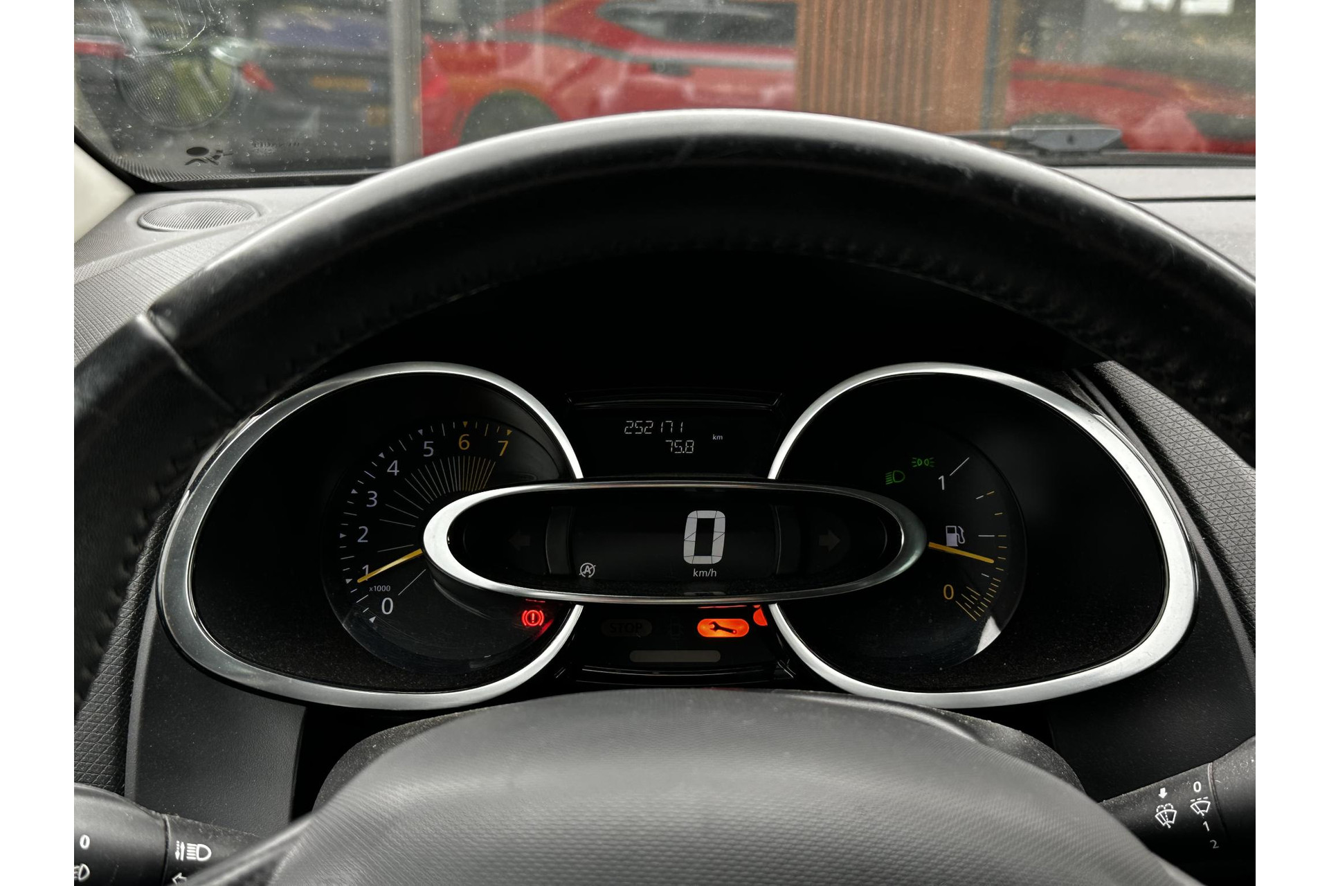 Renault Clio 0.9 TCe Expression 2015 Noir etoile gne  21